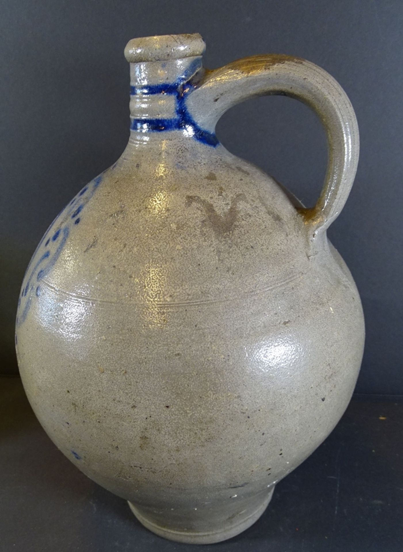 Weinkrug, graues Steinzeug mit Blaumalerei, dat. 1837, gut erhalten, H-30 cm, wohl 2 Liter - Bild 3 aus 4