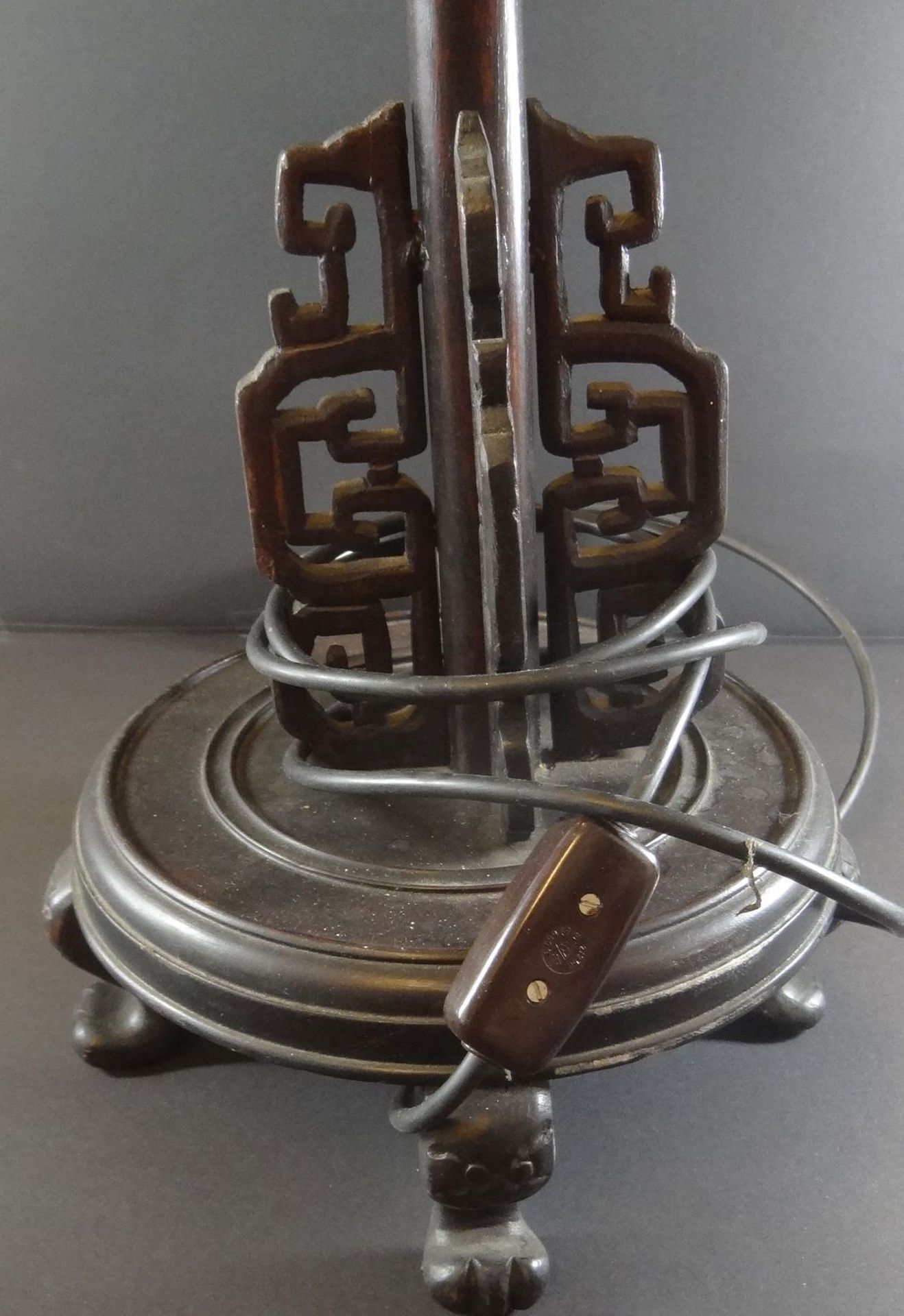chines. Tischlampe mit Drachenkopf, Holzschnitzerei, H-75 cm, Schirm beschädigt - Bild 6 aus 6