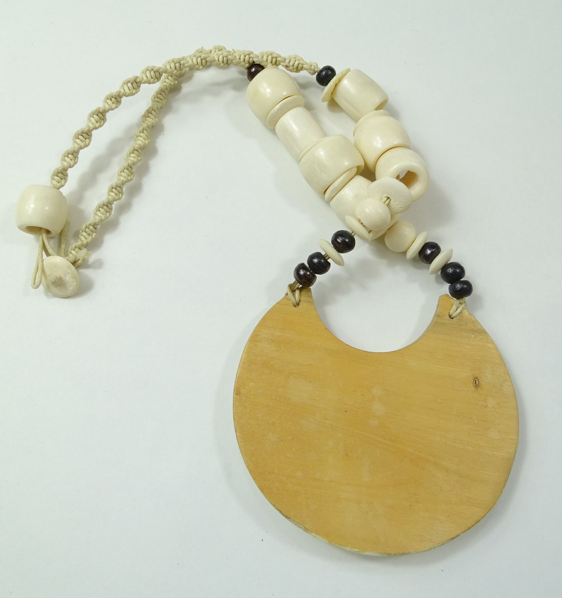 Ethnocollier aus Perlmutt-, Bein- und Holzelementen, L. 59 cm - Bild 2 aus 3