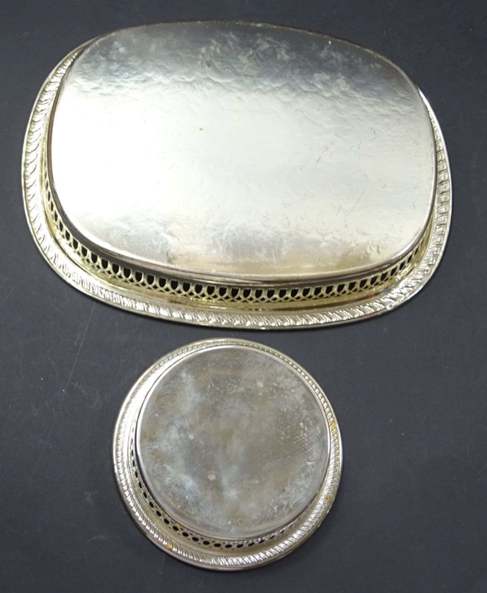 2 versilberte Tabletts mit durchbrochenem Rand, 23 x 29 cm und Ø 14 cm, mit Altersspuren - Image 5 of 5