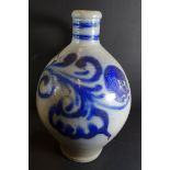 Weinkrug, graues Steinzeug mit Blaumalerei, wohl um 1880, H-30 cm, 2 Liter?