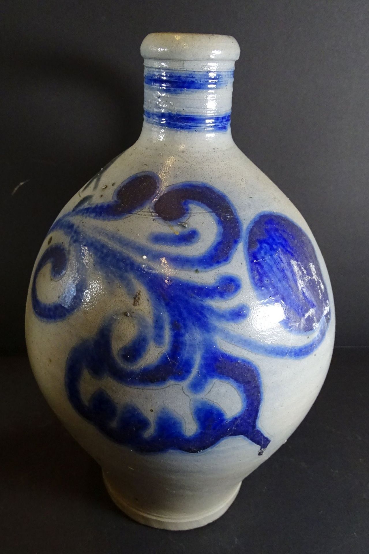 Weinkrug, graues Steinzeug mit Blaumalerei, wohl um 1880, H-30 cm, 2 Liter?