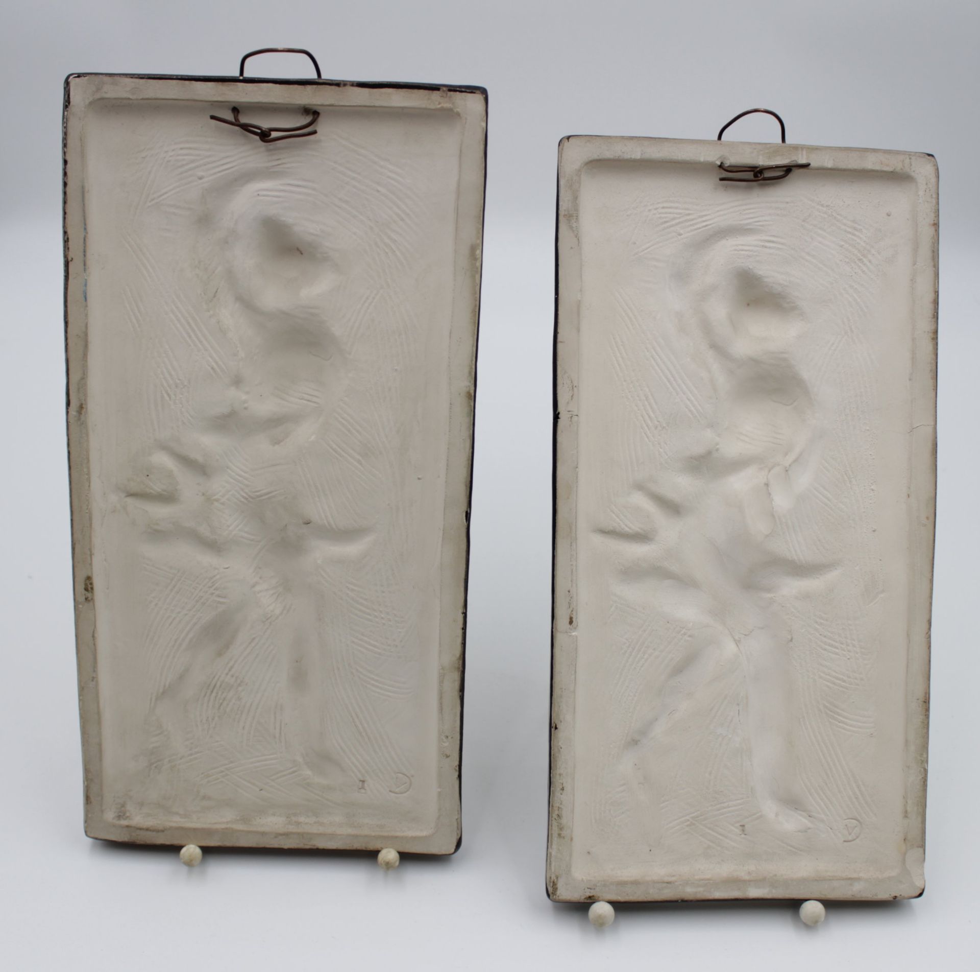 Paar Wandkacheln, Tänzerinnen, signiert "M.Heinze", 1x verso Abplatzer, 29,5 x 15cm. - Bild 3 aus 3