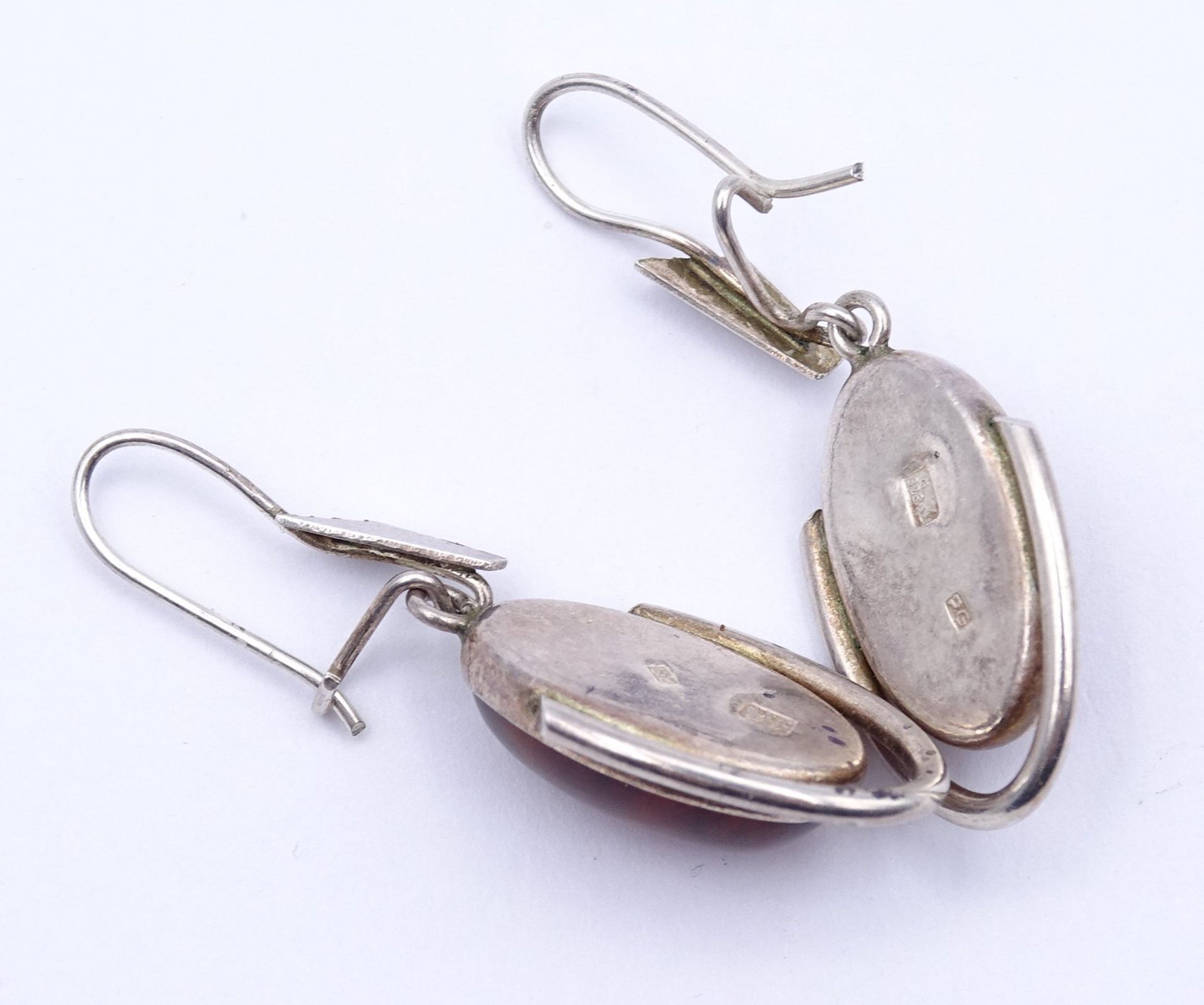 Paar Ohrhänger mit Bernstein Cabochons, Sterling Silber 0.925 L. 3,8cm, zus. 4,0g. - Bild 3 aus 3