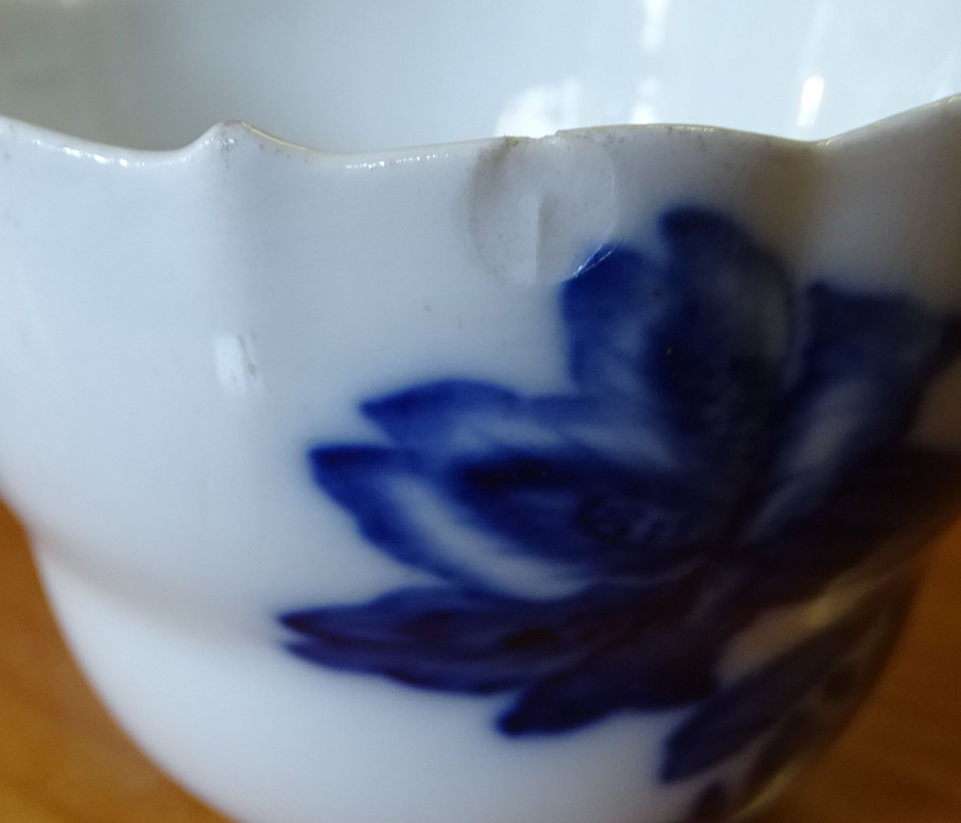 3 Teile altes Meissen-Porzellan, Tasse und 2 Eierbecher, "Blaue Blume", H. 6 und 7 cm, Tasse mit Ab - Bild 6 aus 6