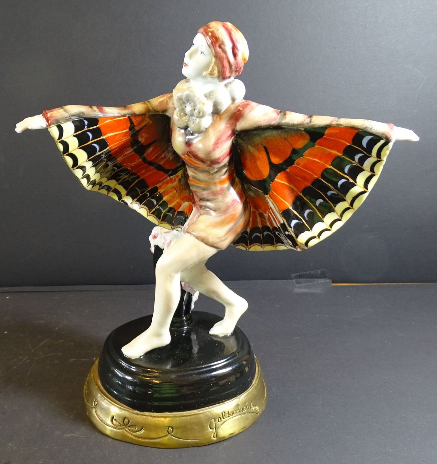 Tänzerin im Art Deco Stil, gemarkt "Goldschneider" ??,Standring aus Bronze,  H-26 cm, B-22 cm
