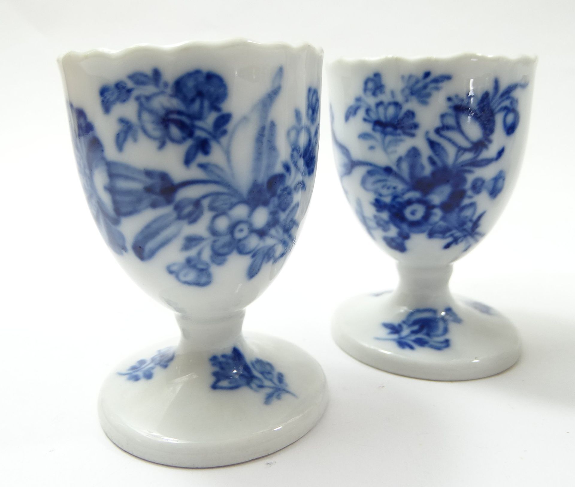 3 Teile altes Meissen-Porzellan, Tasse und 2 Eierbecher, "Blaue Blume", H. 6 und 7 cm, Tasse mit Ab - Bild 2 aus 6