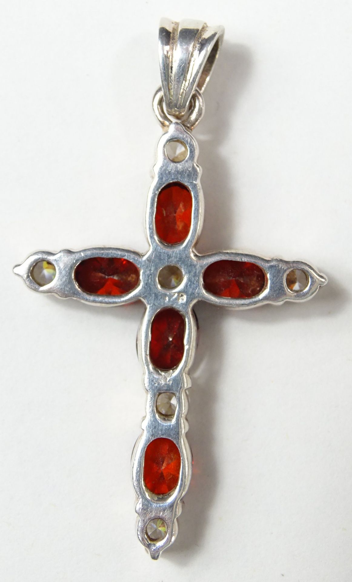 Kreuzanhänger aus roten und klaren Steinen in 925er-Silbermontur, L. 5 cm, 10 gr., leicht reinigung - Bild 2 aus 4