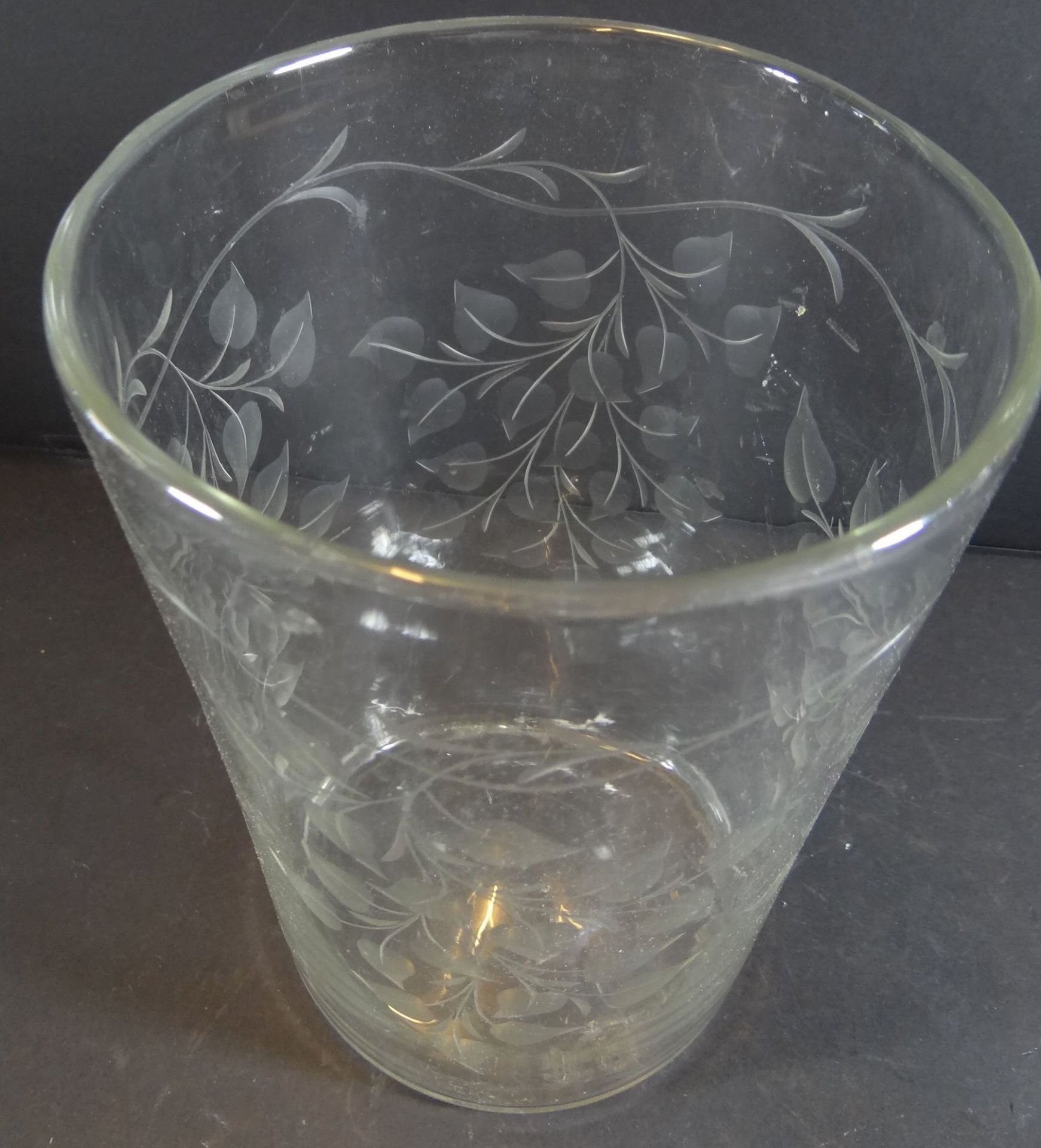 grosse Vase mit Zweigdekor, Handschliff, H-18 cm, D-oben 13 cm - Bild 2 aus 4