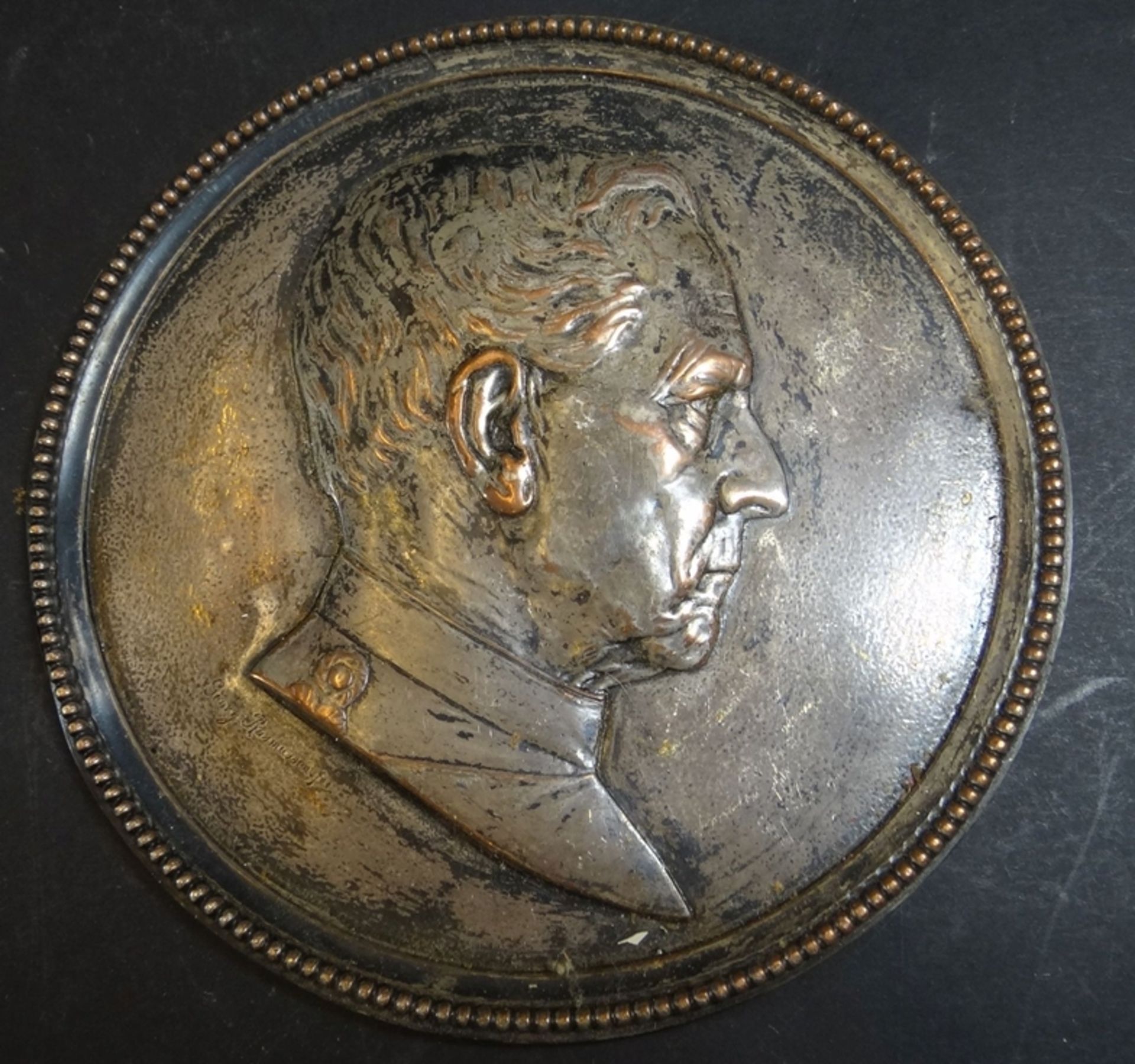 runde Plakette "Graf Moltke", Kupfer, ehem. versilbert, berieben, D-16 cm