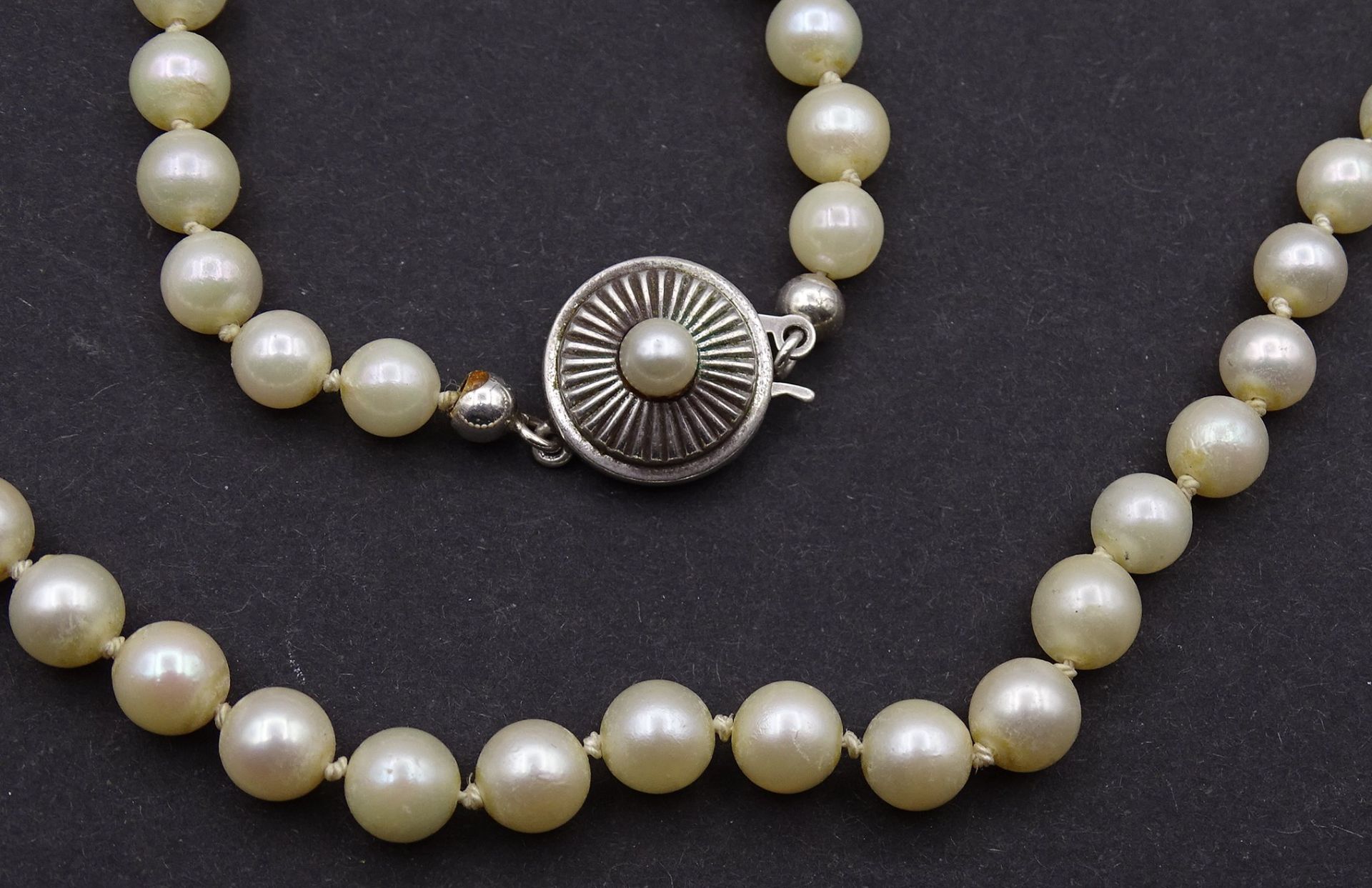 Kurze Perlen Halskette mit einer 835er Silber Schließe, L. 53cm - Bild 3 aus 5
