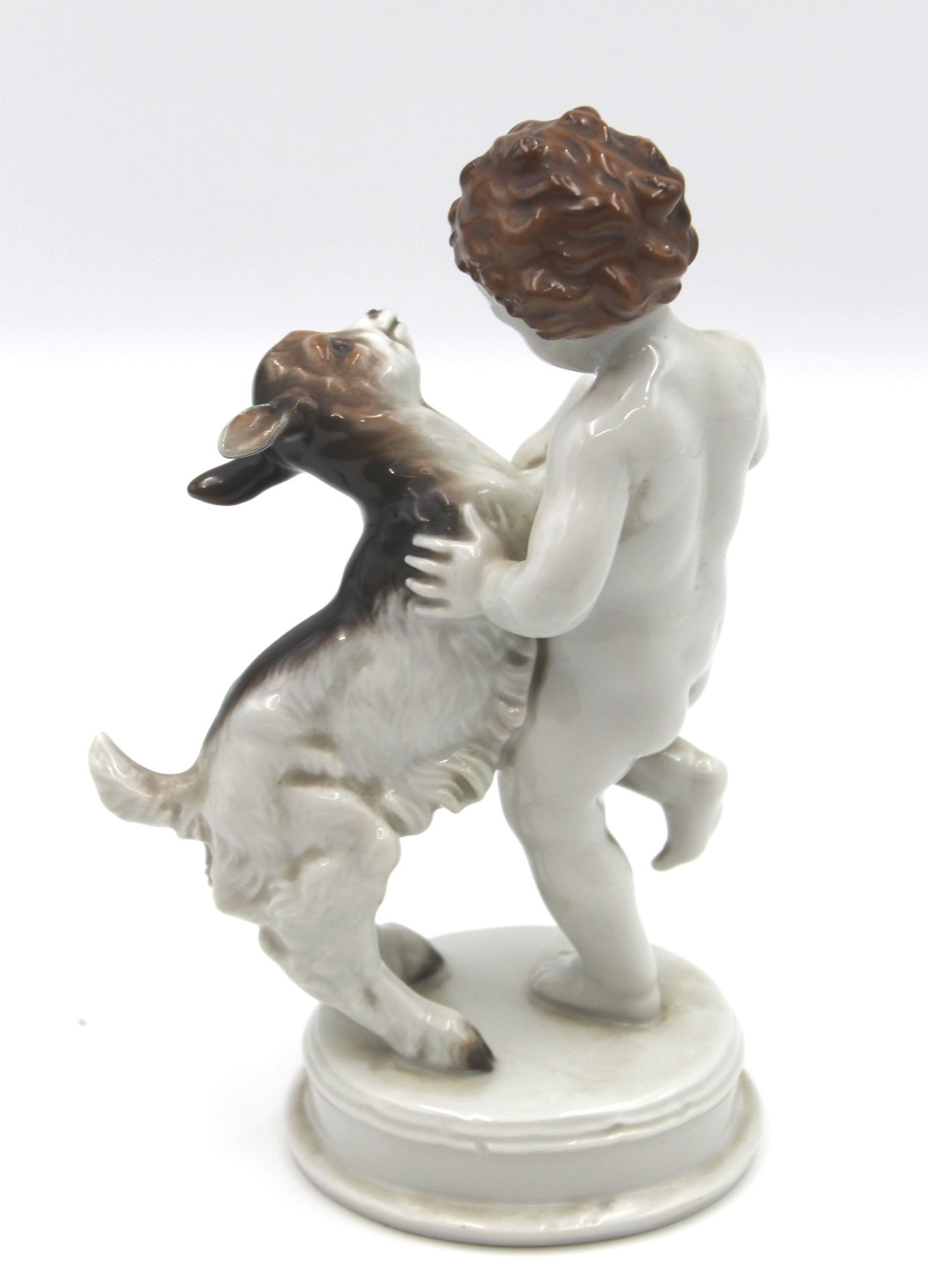 Rosenthal "Putte mit Zicklein"Entwurf Max Hermann Fritz 1934, teilw. farbig staffiert in Unterglasu - Bild 3 aus 4