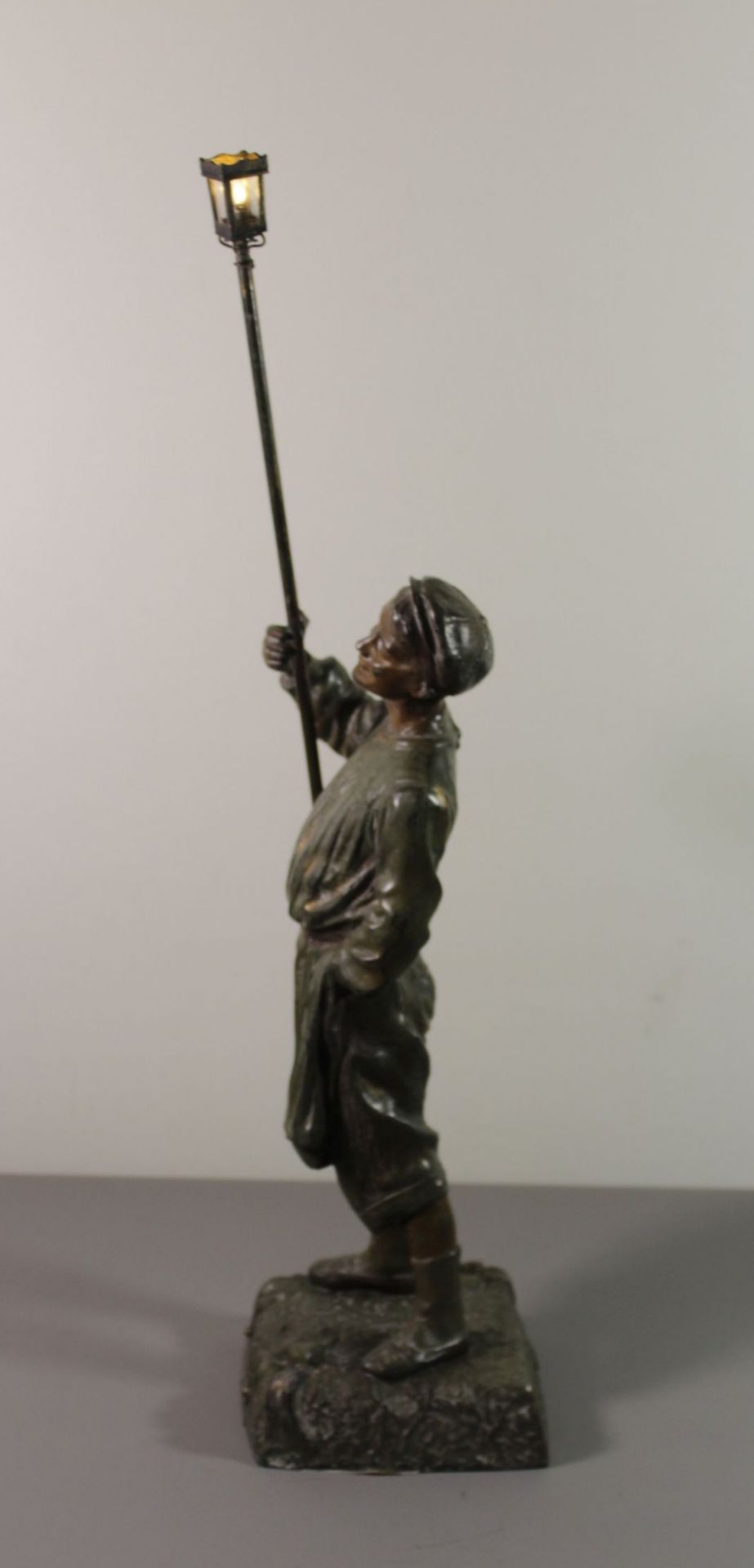 Figur,  wohl Zinkguss bronziert, betitelt "Retraite aux Flambeaux par Gottlob", Laterne beleuchtbar - Bild 5 aus 6