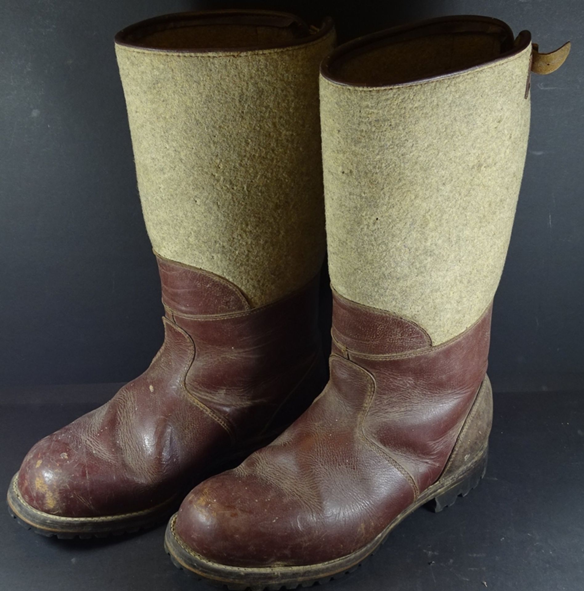 Paar Filzstiefel,braunes Leder, (Wachstiefel) H. 39cm, Alters- und Gebrauchsspuren - Bild 2 aus 6