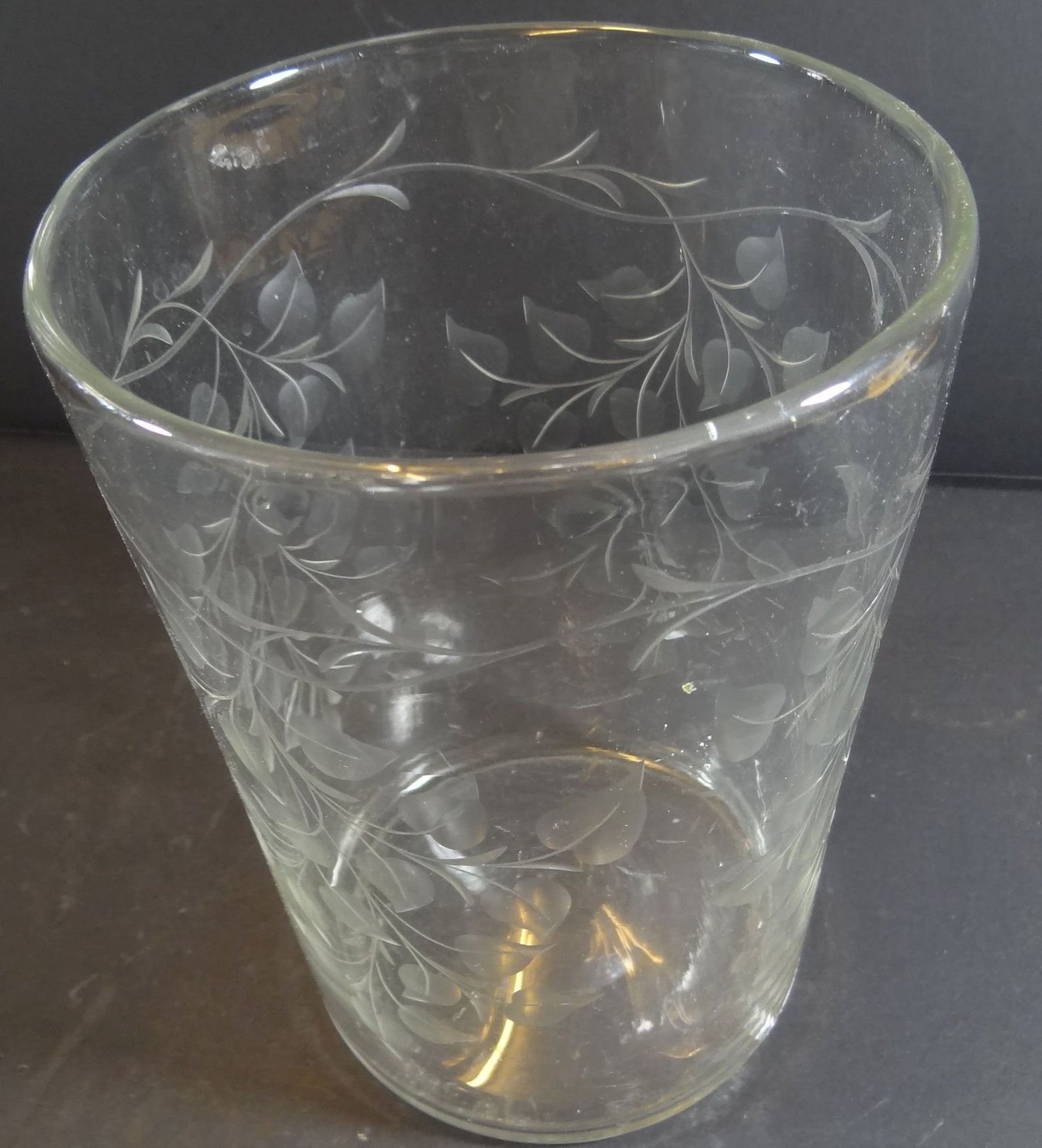 grosse Vase mit Zweigdekor, Handschliff, H-18 cm, D-oben 13 cm - Bild 3 aus 4
