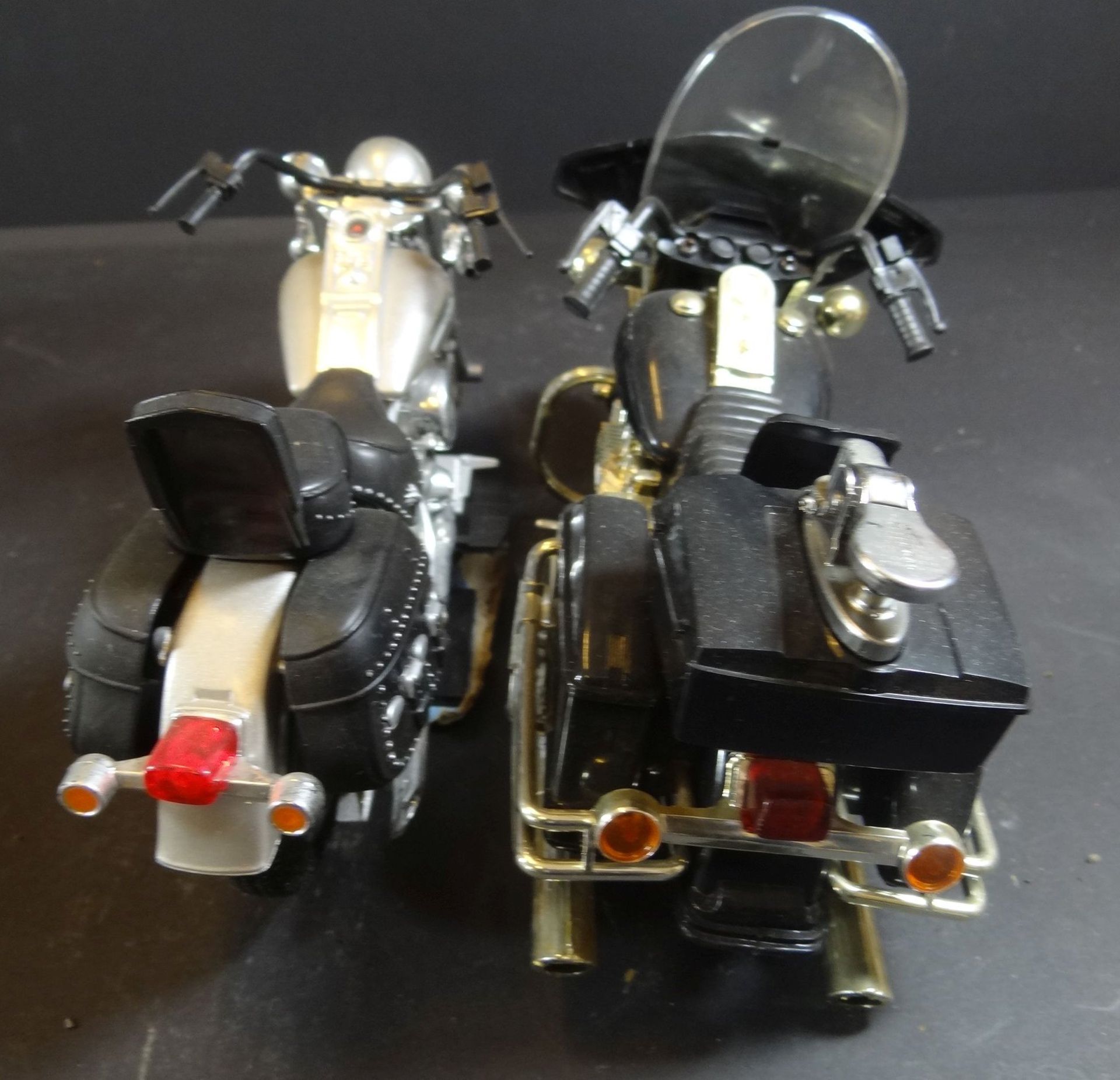 2 Motorrad-Modelle, 1x mit Feuerzeug, Kunststoff, L-ca. 21 cm, auf Fehlteile nicht überprüft - Image 2 of 6