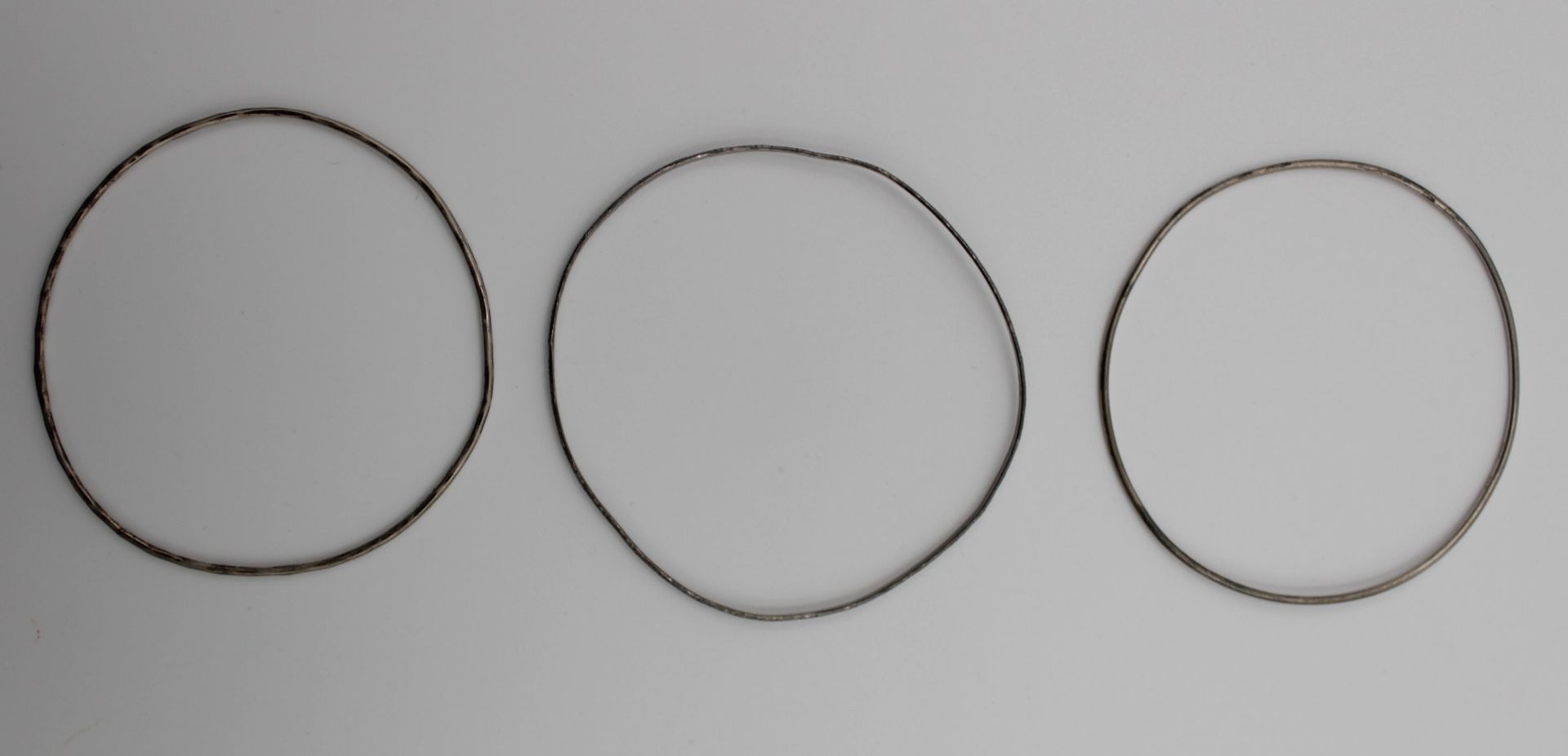 5tlg. Schmuckkonvolut, Collierkette versilbert, 3 Armreife Silber 800/835 (10,8gr), DAU Meister-Ank - Image 3 of 7