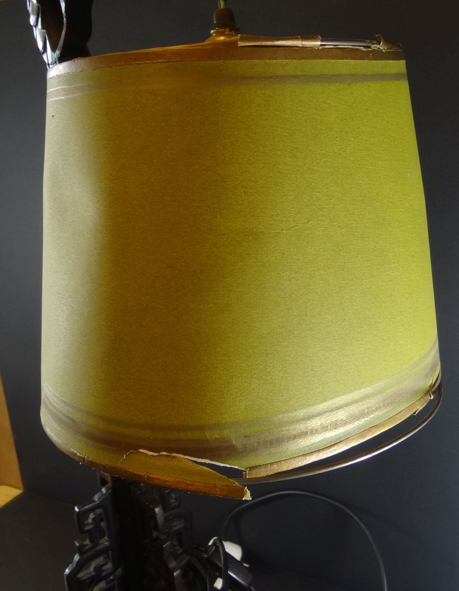 chines. Tischlampe mit Drachenkopf, Holzschnitzerei, H-75 cm, Schirm beschädigt - Bild 4 aus 6