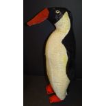 gr. alter Pinguin, hart gestopft, wohl Hermann, bespielt, ca. 40 cm