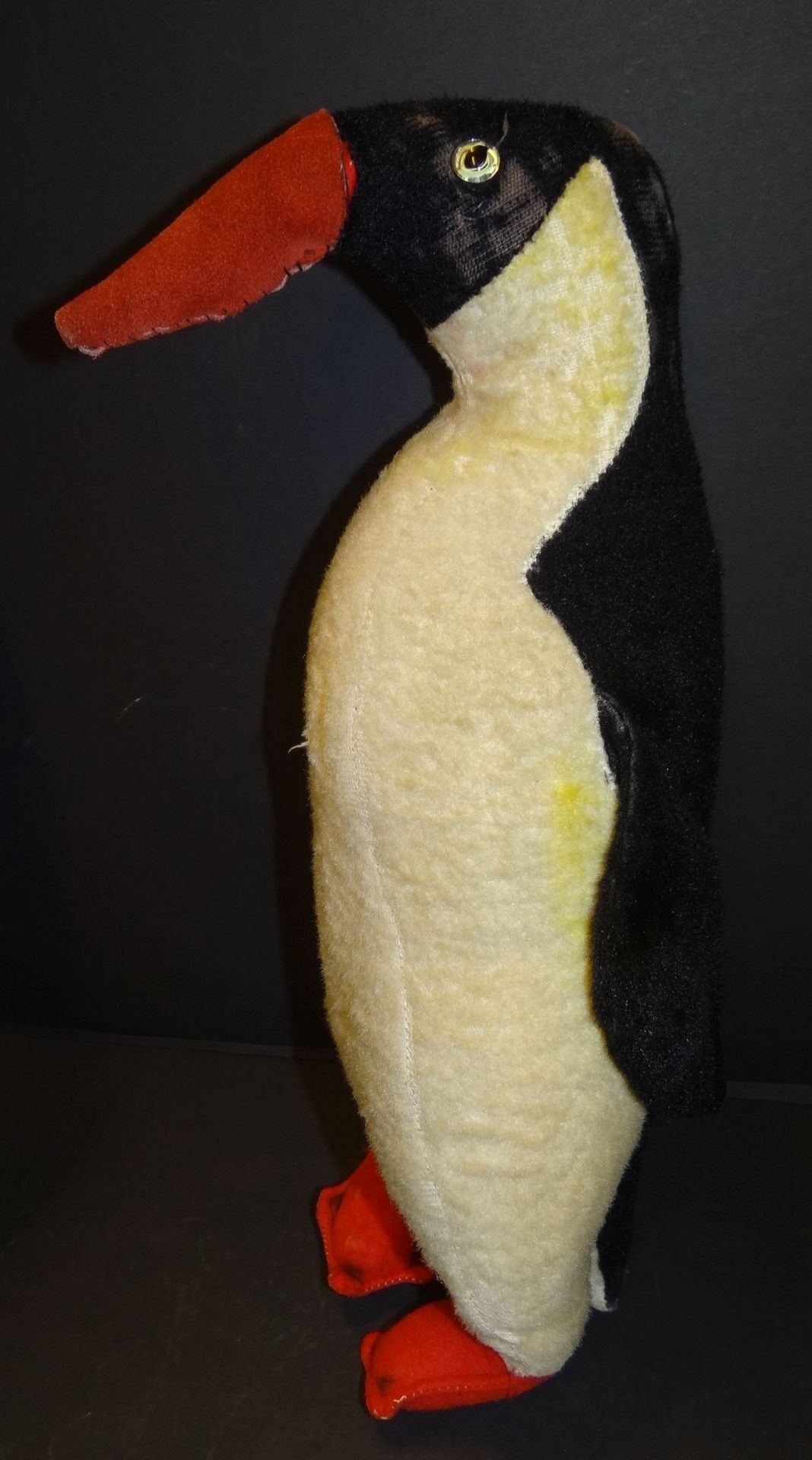 gr. alter Pinguin, hart gestopft, wohl Hermann, bespielt, ca. 40 cm