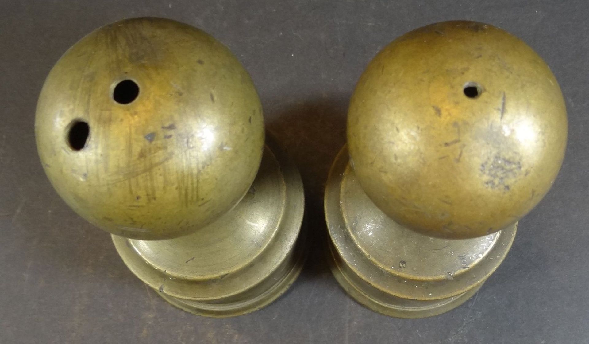 2 massive Bronze Kugeln auf Stand, Zweck?, H-14 cm - Bild 2 aus 4