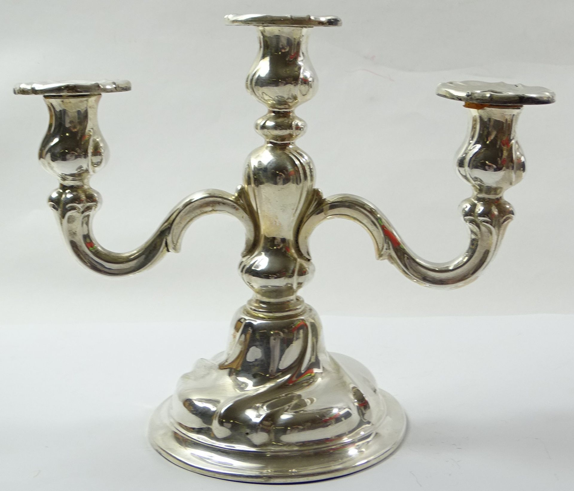 3-armiger Kerzenleuchter, 835er-Silber, H. 21 cm, Ø Stand: 13,5 cm, mit Altersspuren, reinigungsbed