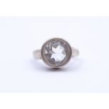 835er Silber Ring mit einen rund facc. Bergkristall, offene Ringschiene, 5,9g.