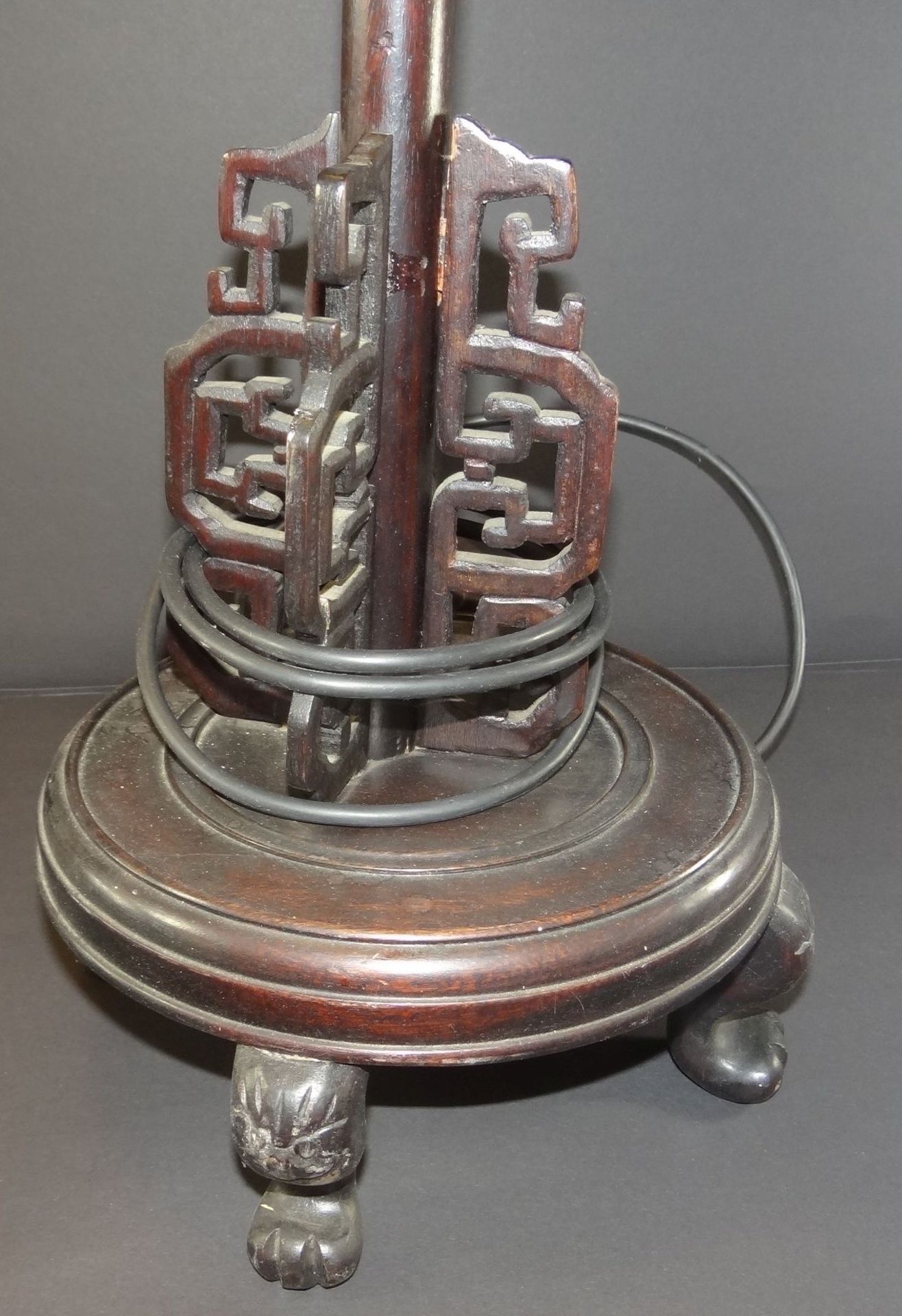 chines. Tischlampe mit Drachenkopf, Holzschnitzerei, H-75 cm, Schirm beschädigt - Bild 3 aus 6