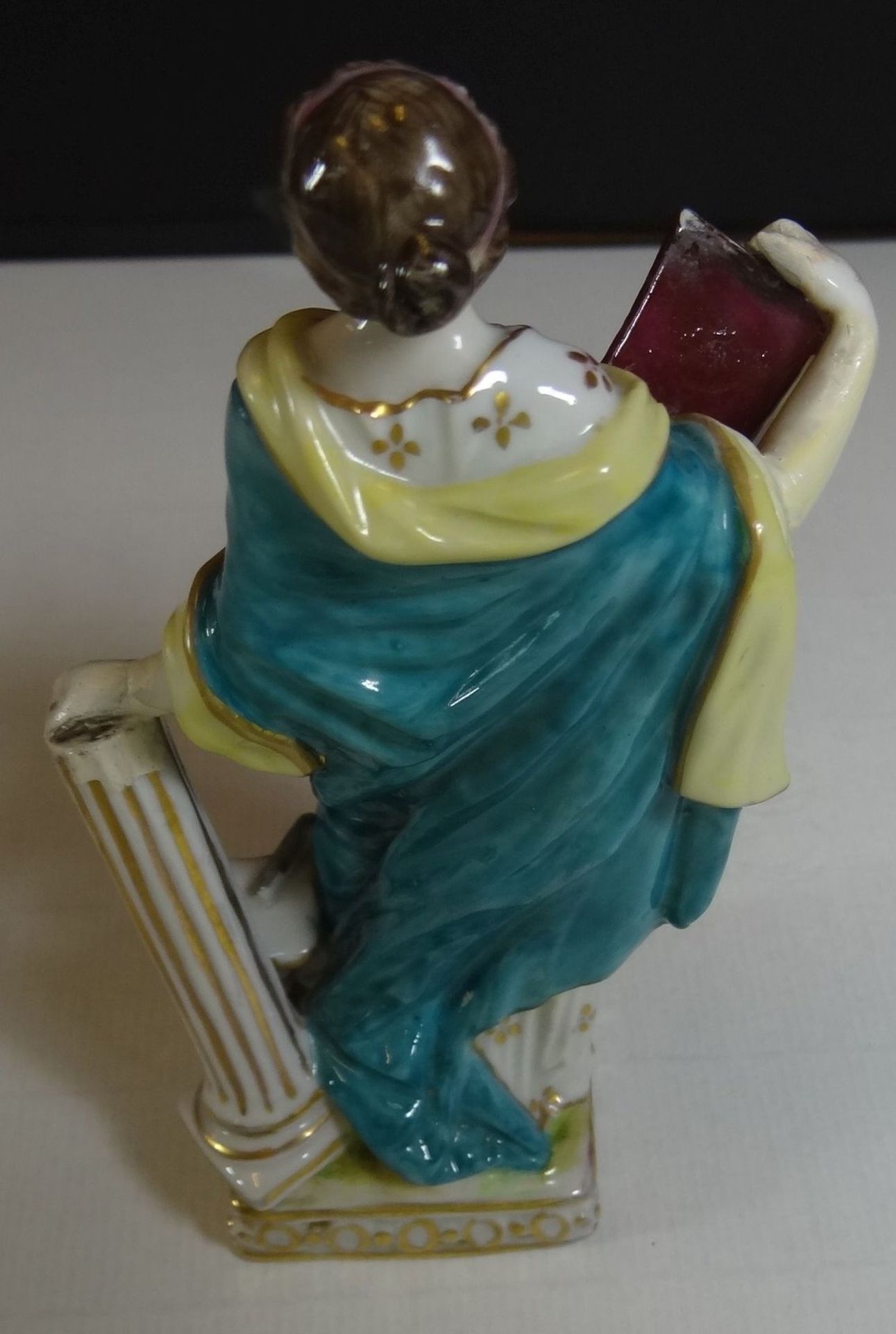 Porzellanfigur, die Muse Clio, bemalt, wohl 19.Jhd., eine Hand restauriert, H-13 cm - Image 3 of 5