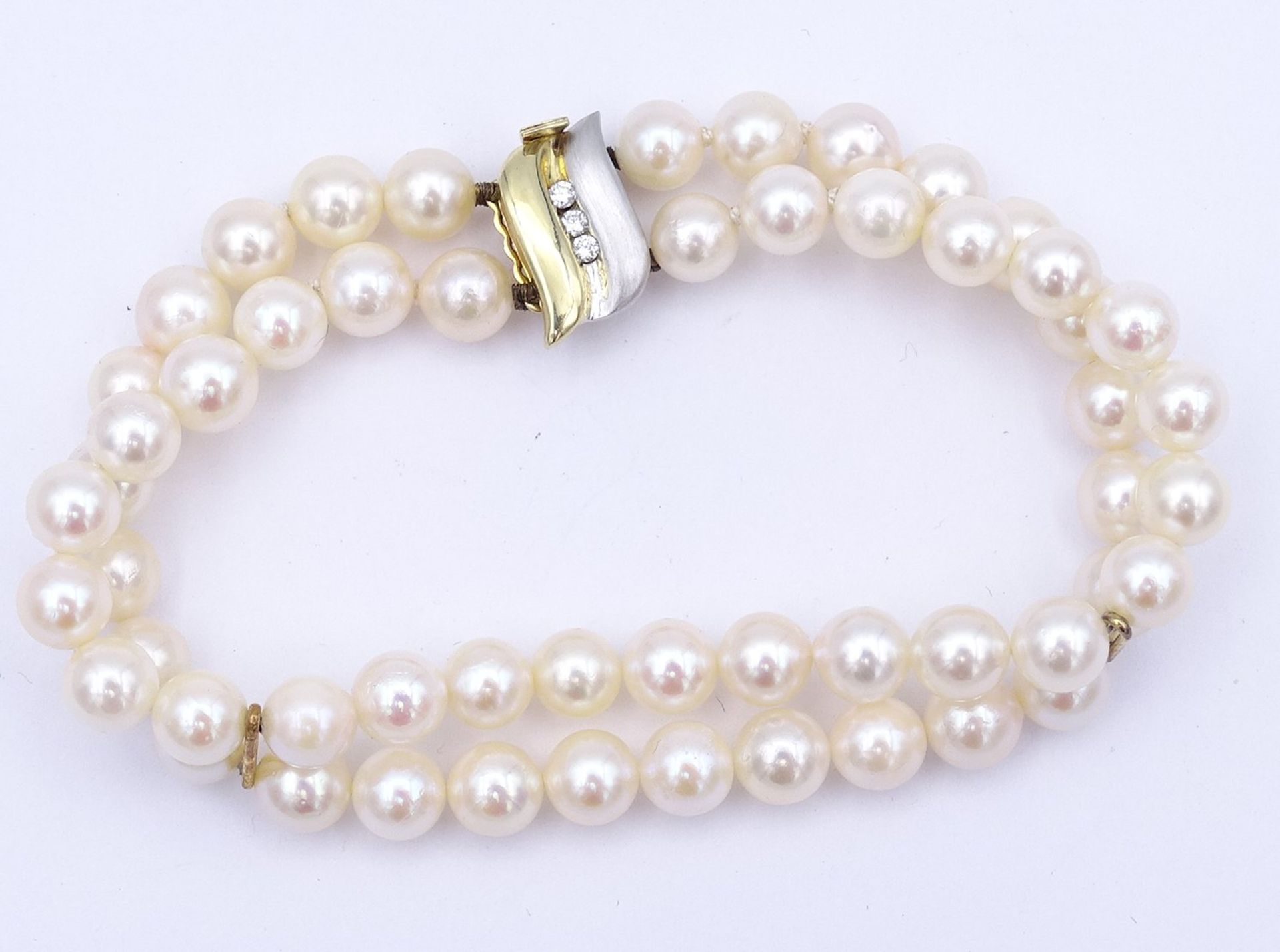 2-reihiges Perlen Armband mit einer bicolor Goldschließe 0.585, diese besetzt mit Brillanten,L. 18,