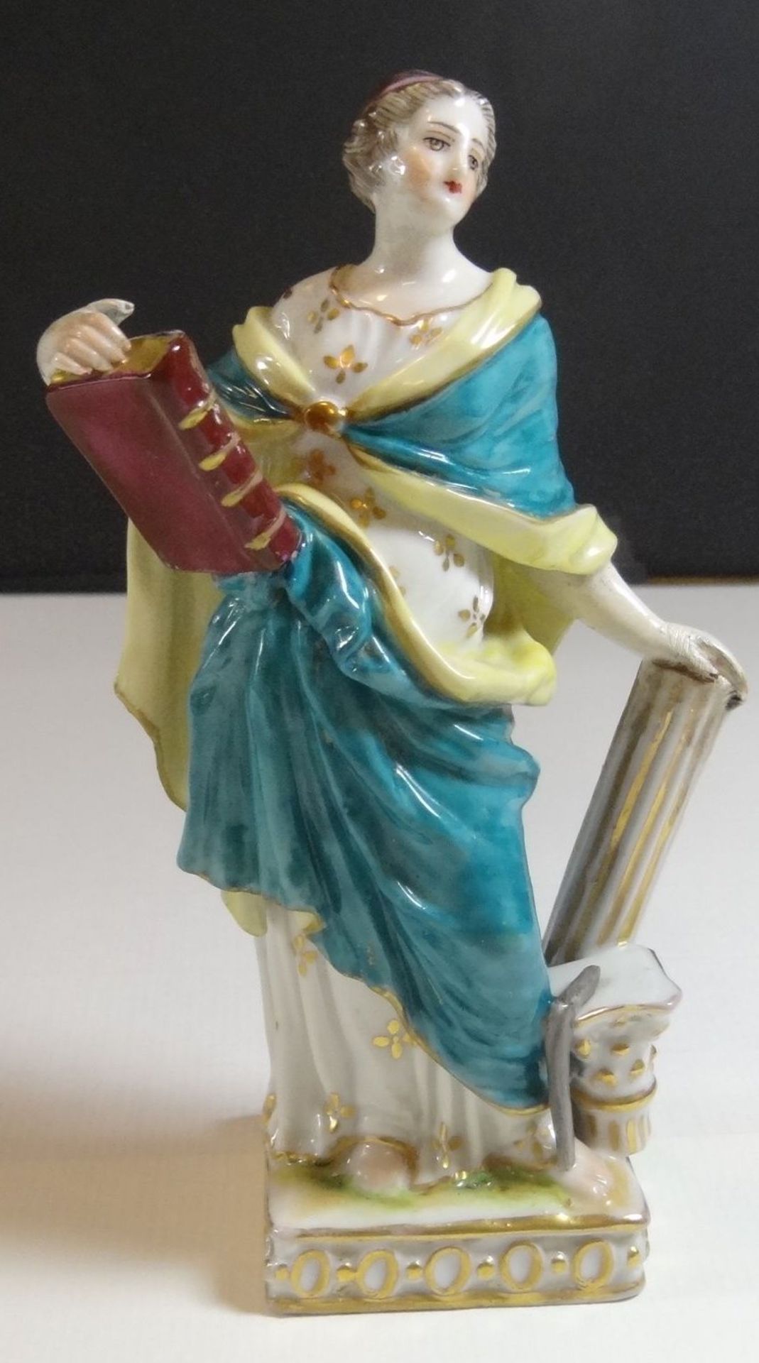 Porzellanfigur, die Muse Clio, bemalt, wohl 19.Jhd., eine Hand restauriert, H-13 cm