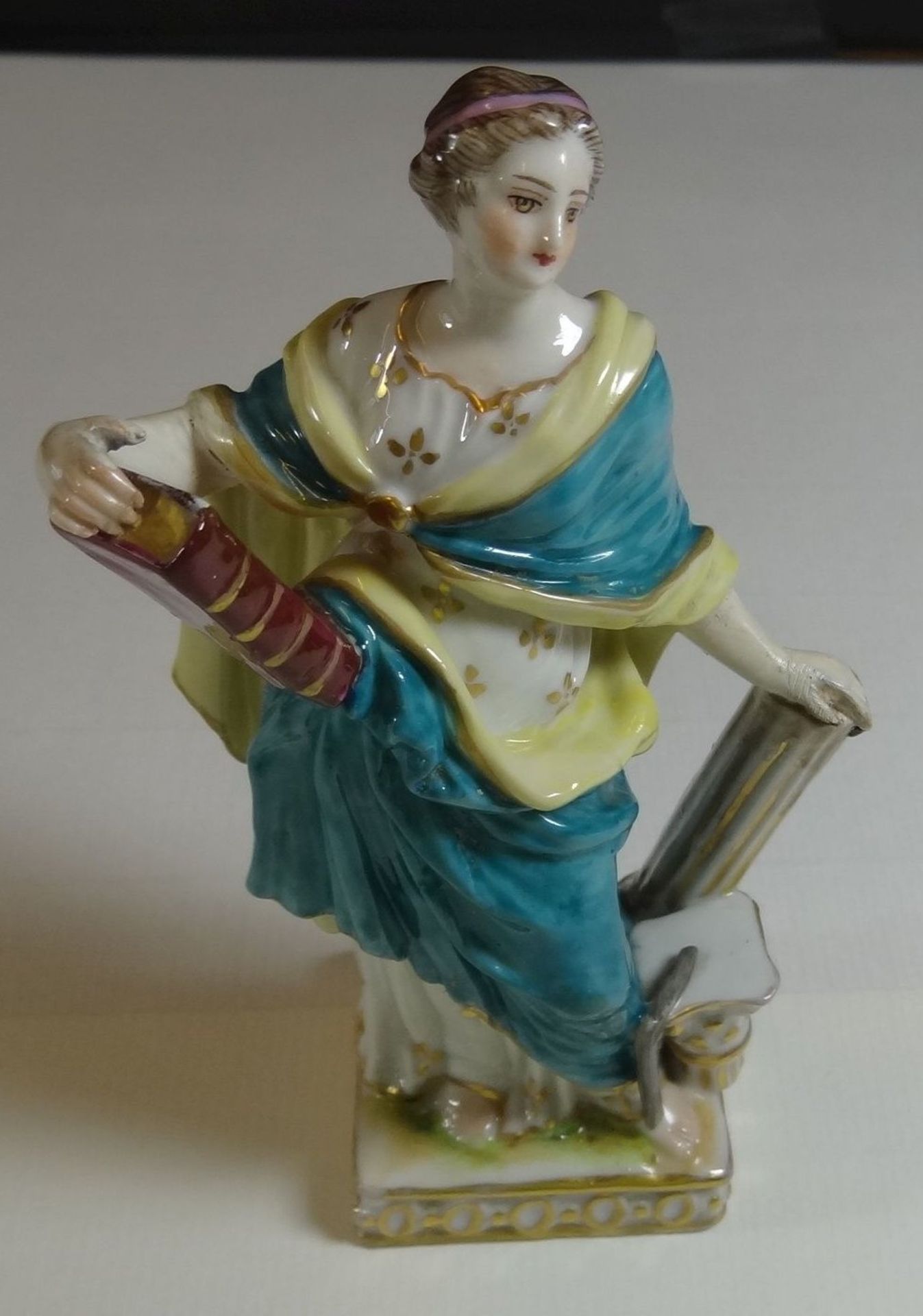 Porzellanfigur, die Muse Clio, bemalt, wohl 19.Jhd., eine Hand restauriert, H-13 cm - Image 2 of 5