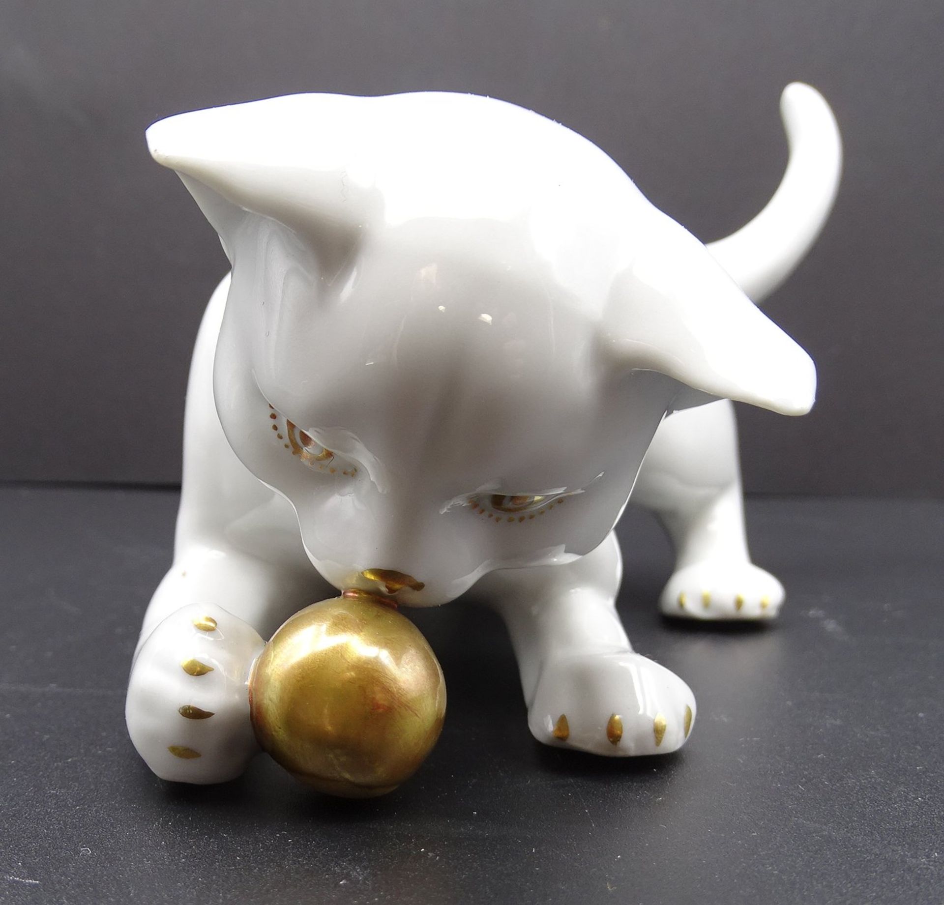 Katze mit Ball "Metzler & Ortloff", Katze mit einem Ball spielend, weiß, ziervergoldet, L. 19cm - Image 6 of 6
