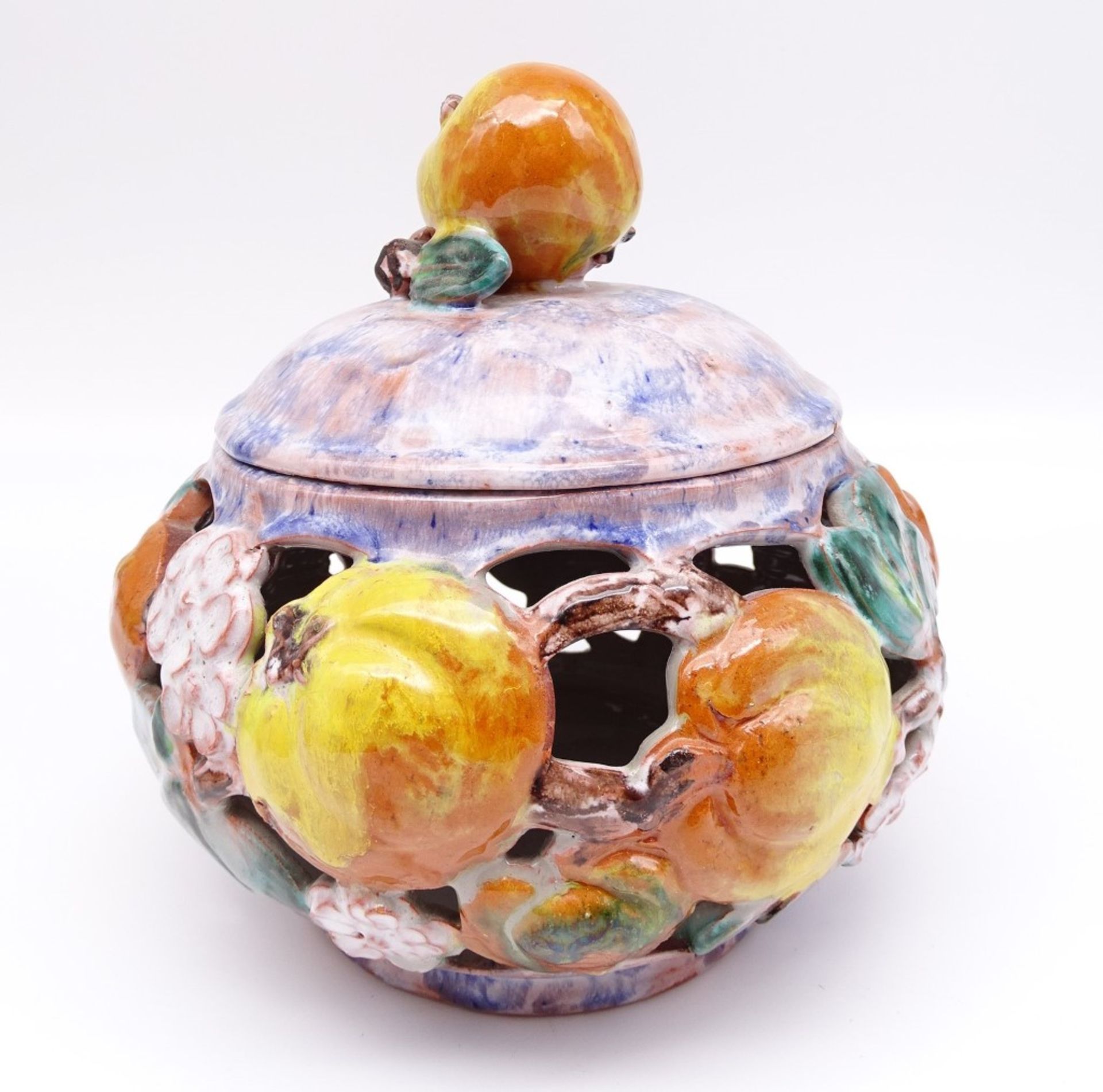 Gmündner Keramik-Topf mit durchbrochener Wand und Früchtedekor, H. 17,5 cm, Ø ca. 16 cm, mit Glasur - Image 2 of 6