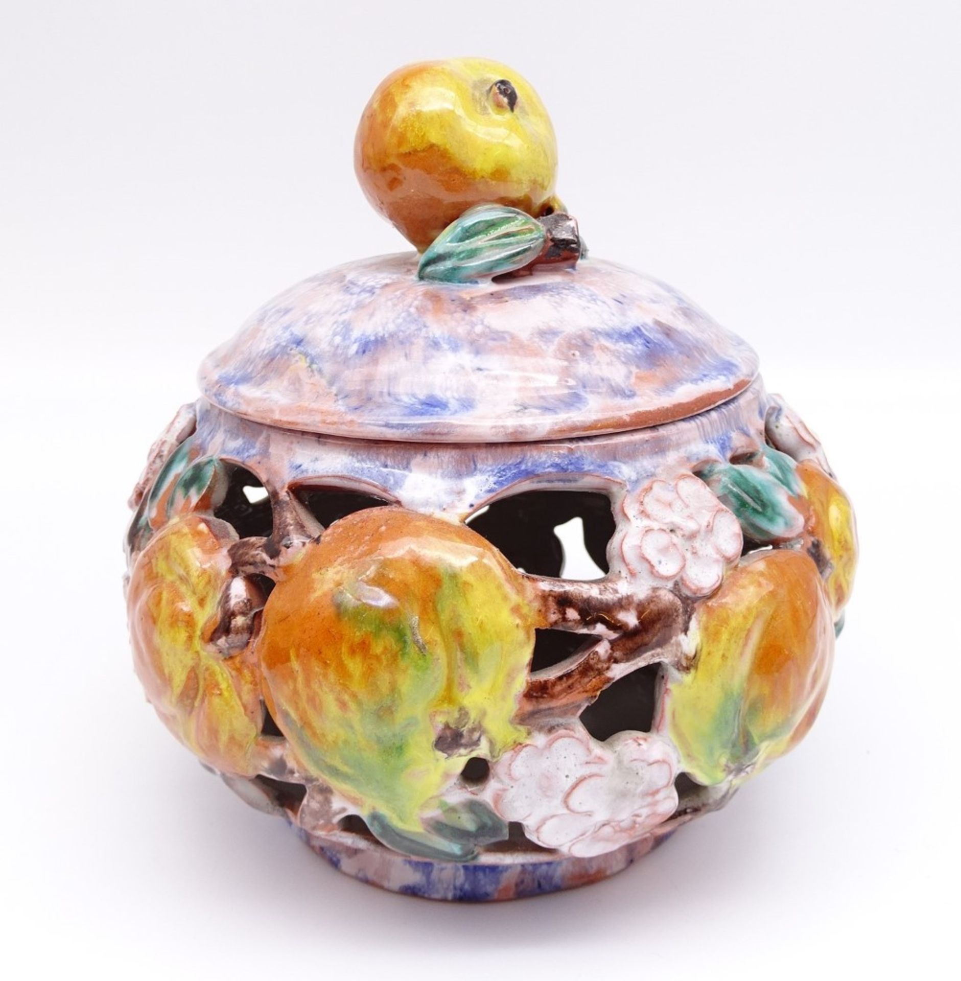 Gmündner Keramik-Topf mit durchbrochener Wand und Früchtedekor, H. 17,5 cm, Ø ca. 16 cm, mit Glasur