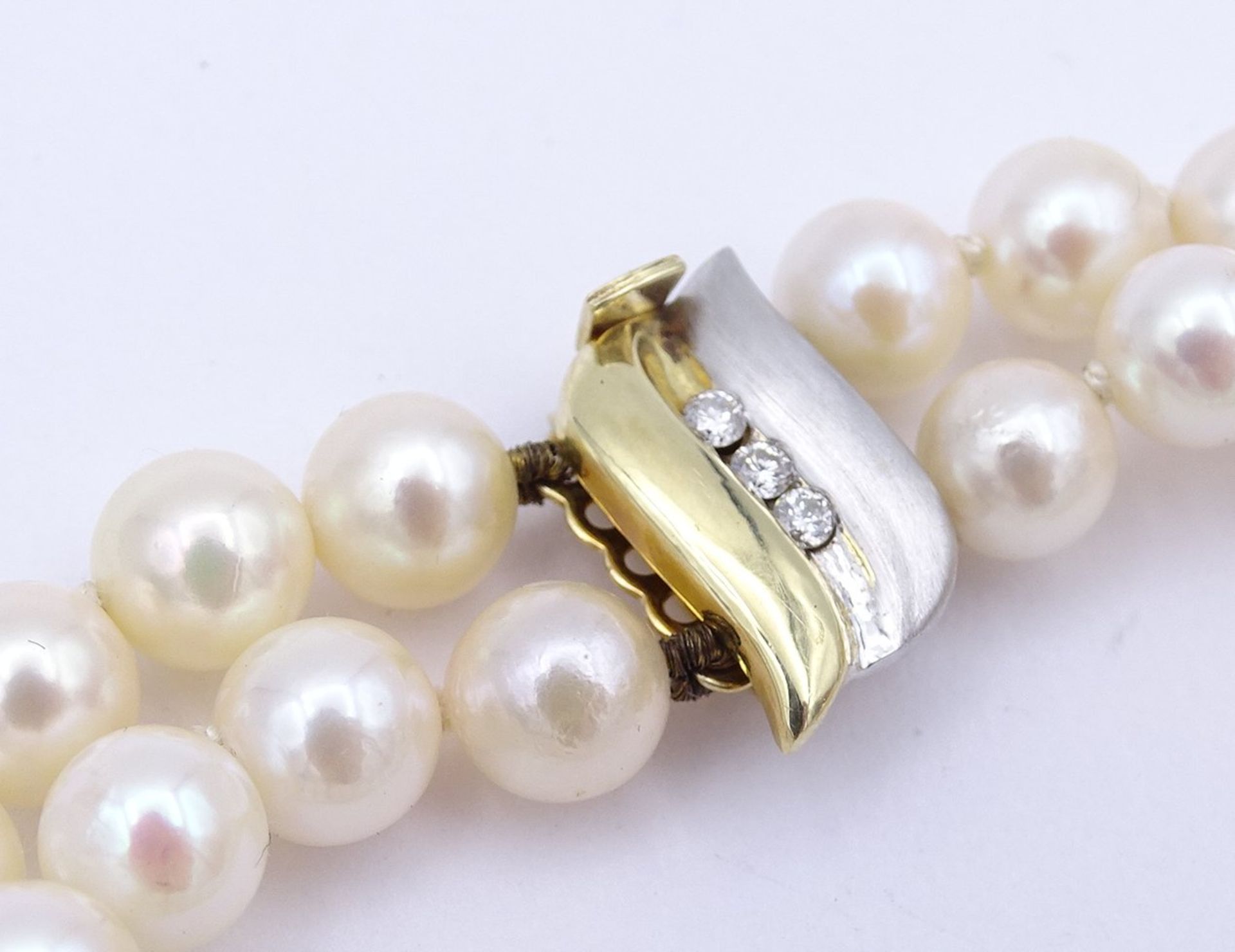 2-reihiges Perlen Armband mit einer bicolor Goldschließe 0.585, diese besetzt mit Brillanten,L. 18, - Image 2 of 3