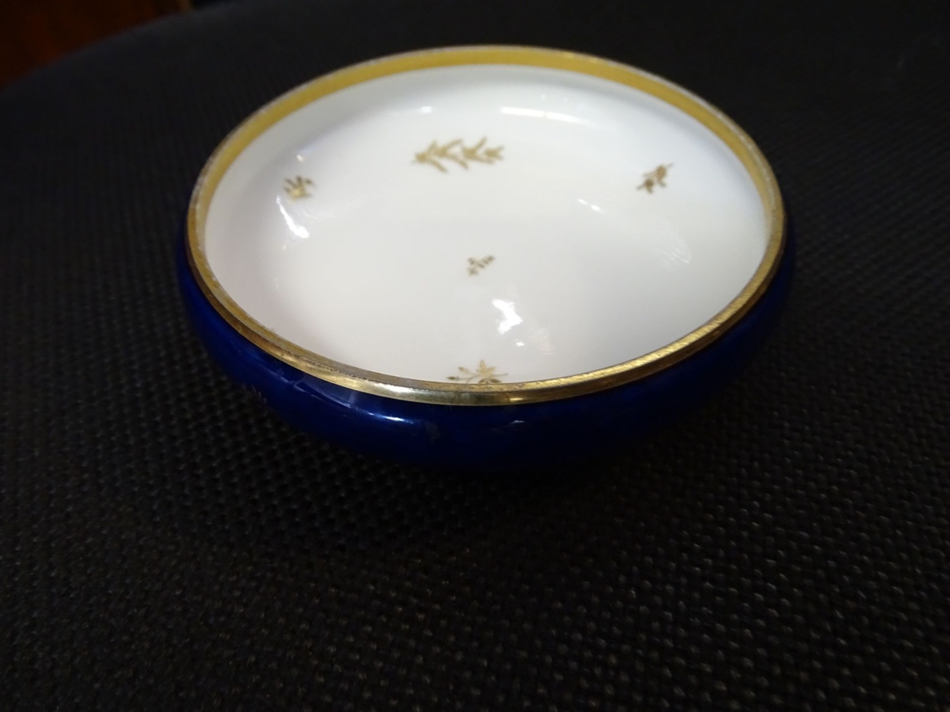 kl. Schälchen "Sevres" kobalt mit gold, H-1,5 cm, D-9 cm - Image 2 of 5