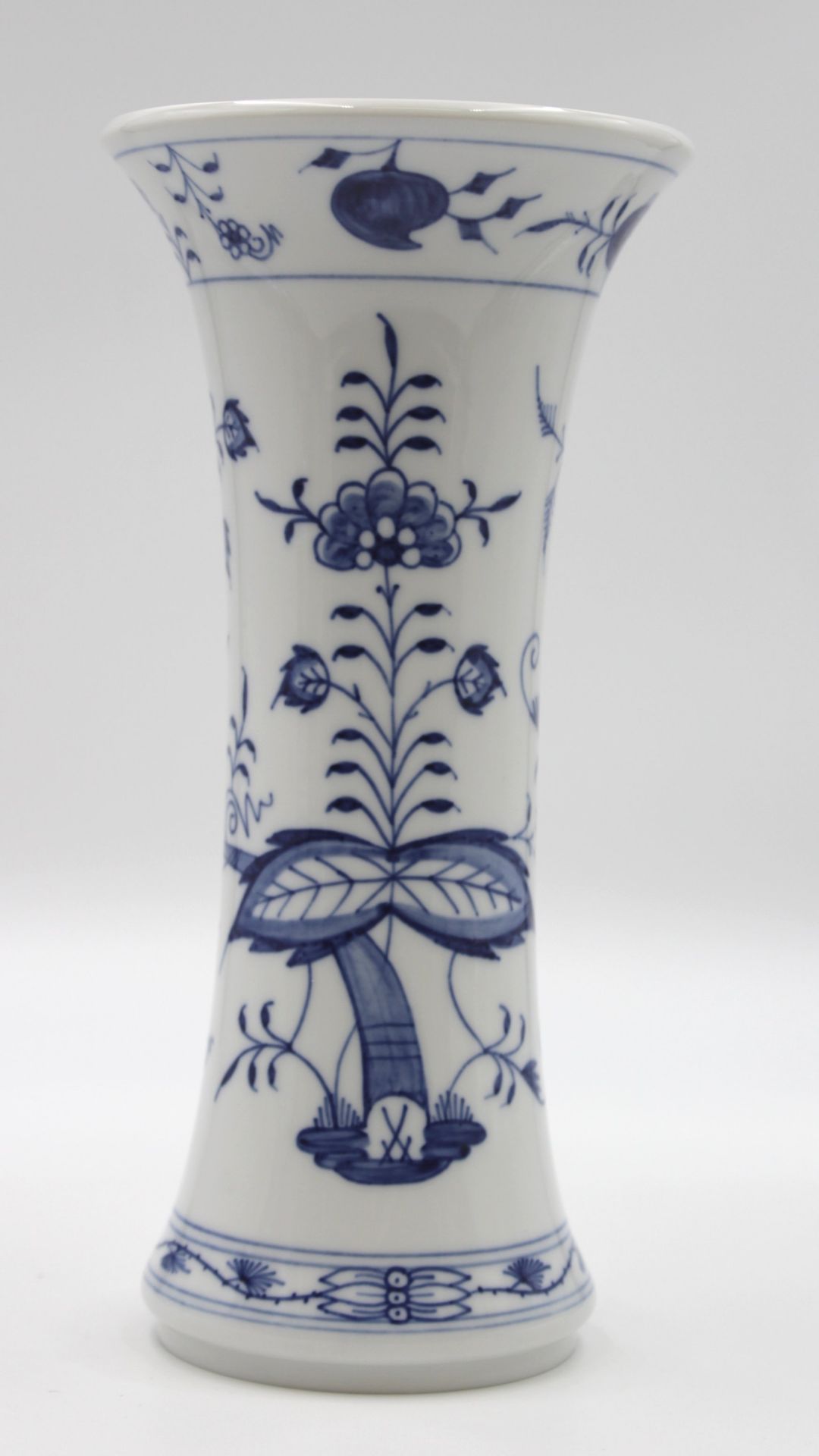 hohe Vase, Meissen Schwertermarke, Zwiebelmuster, 3 Schleifstriche, ca. H-27,5cm.