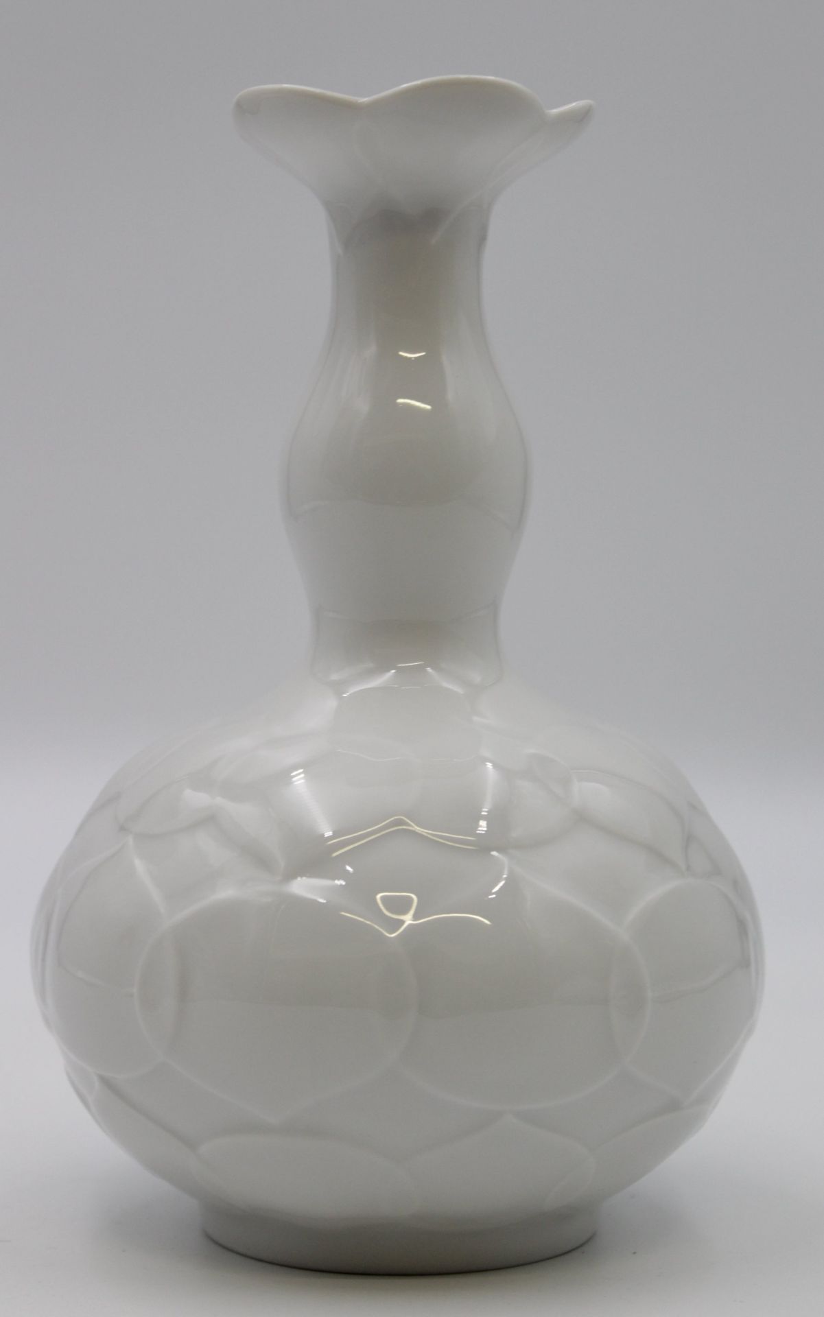 Vase, Meissen Weiß, Lotus, 2 Schleifstriche, H-19cm.