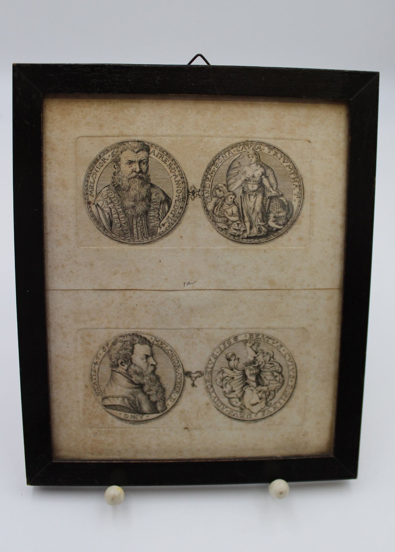 2x Darstellungen antiker Medaillen, wohl 18. Jhd., verso beschrieben, Altersspuren, ger. Glas, RG 1 - Image 2 of 4
