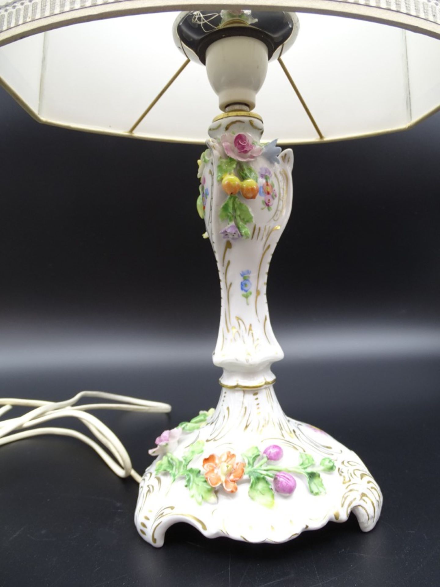 Porzellan-Tischlampe "Dresden-Potschapel", aufgesetzte Blüten, Stand mit feinem Altriss, H-43 cm - Bild 2 aus 8