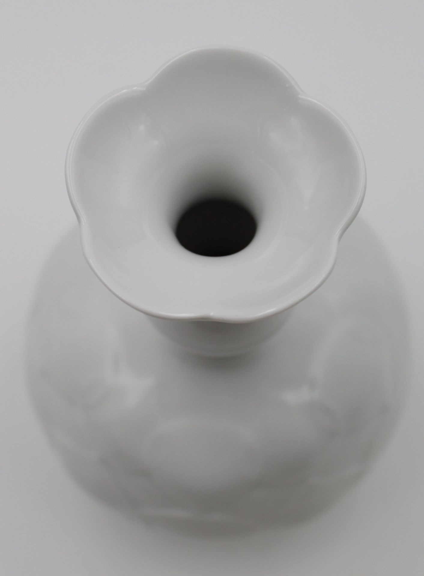 Vase, Meissen Weiß, Lotus, 2 Schleifstriche, H-19cm. - Bild 2 aus 4