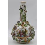 schöne Vase mit aufgesetzten Blüten und Früchten, Watteau-Szene, gemarkt, Blüten teilw. bestossen, 