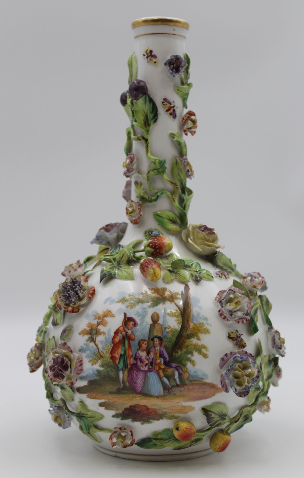 schöne Vase mit aufgesetzten Blüten und Früchten, Watteau-Szene, gemarkt, Blüten teilw. bestossen, 