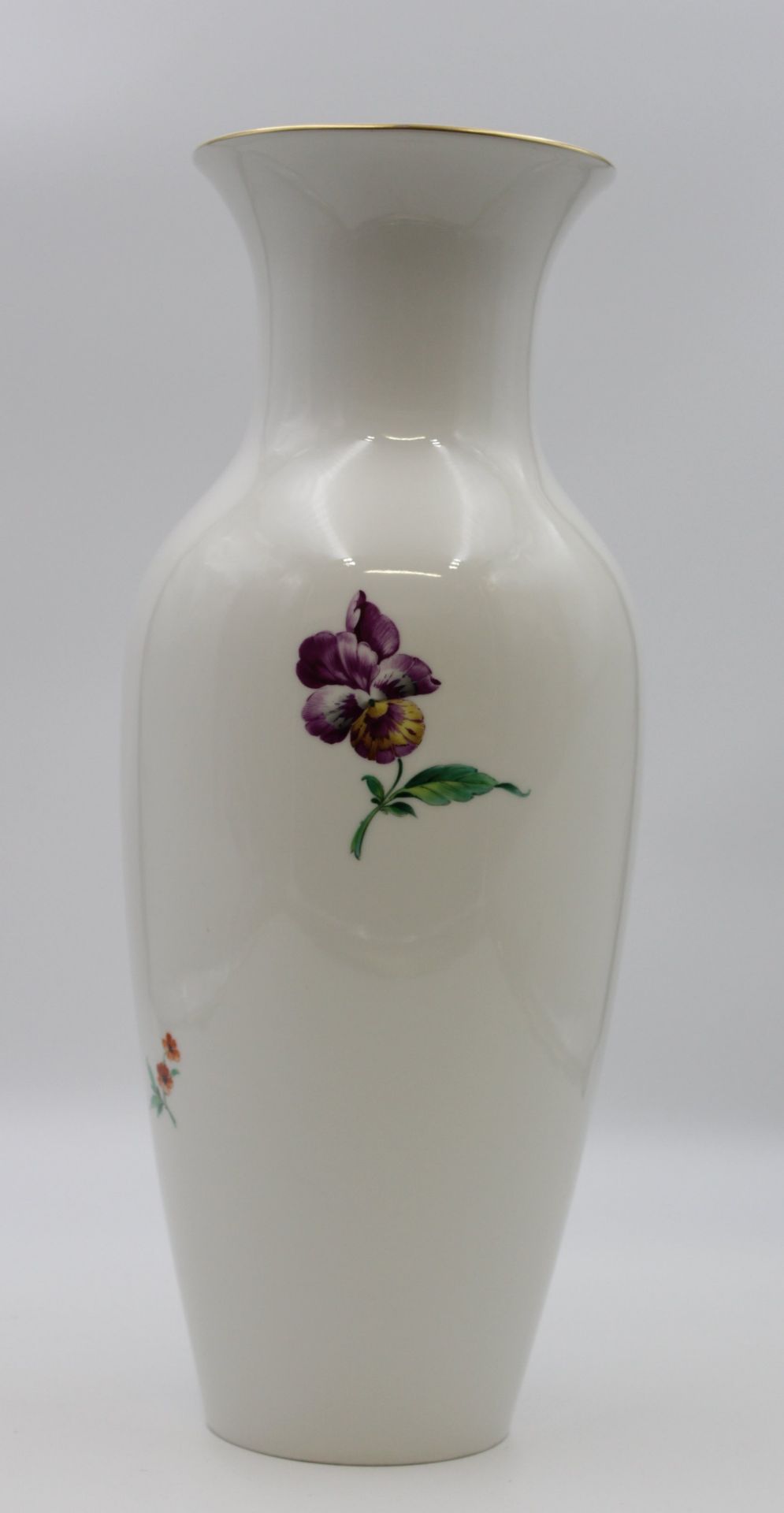 hohe Vase, KPM Berlin, Szepter u. Reichsapfel, Blumenbemalung, H-40cm. - Bild 2 aus 5