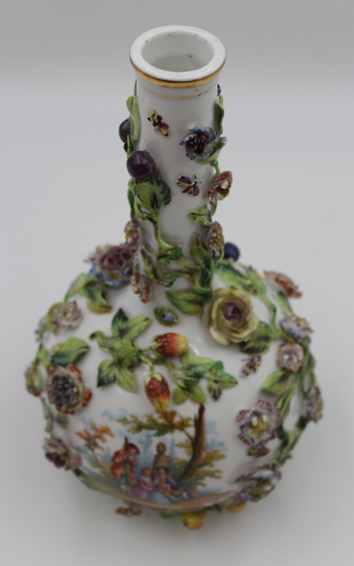 schöne Vase mit aufgesetzten Blüten und Früchten, Watteau-Szene, gemarkt, Blüten teilw. bestossen, - Image 2 of 7