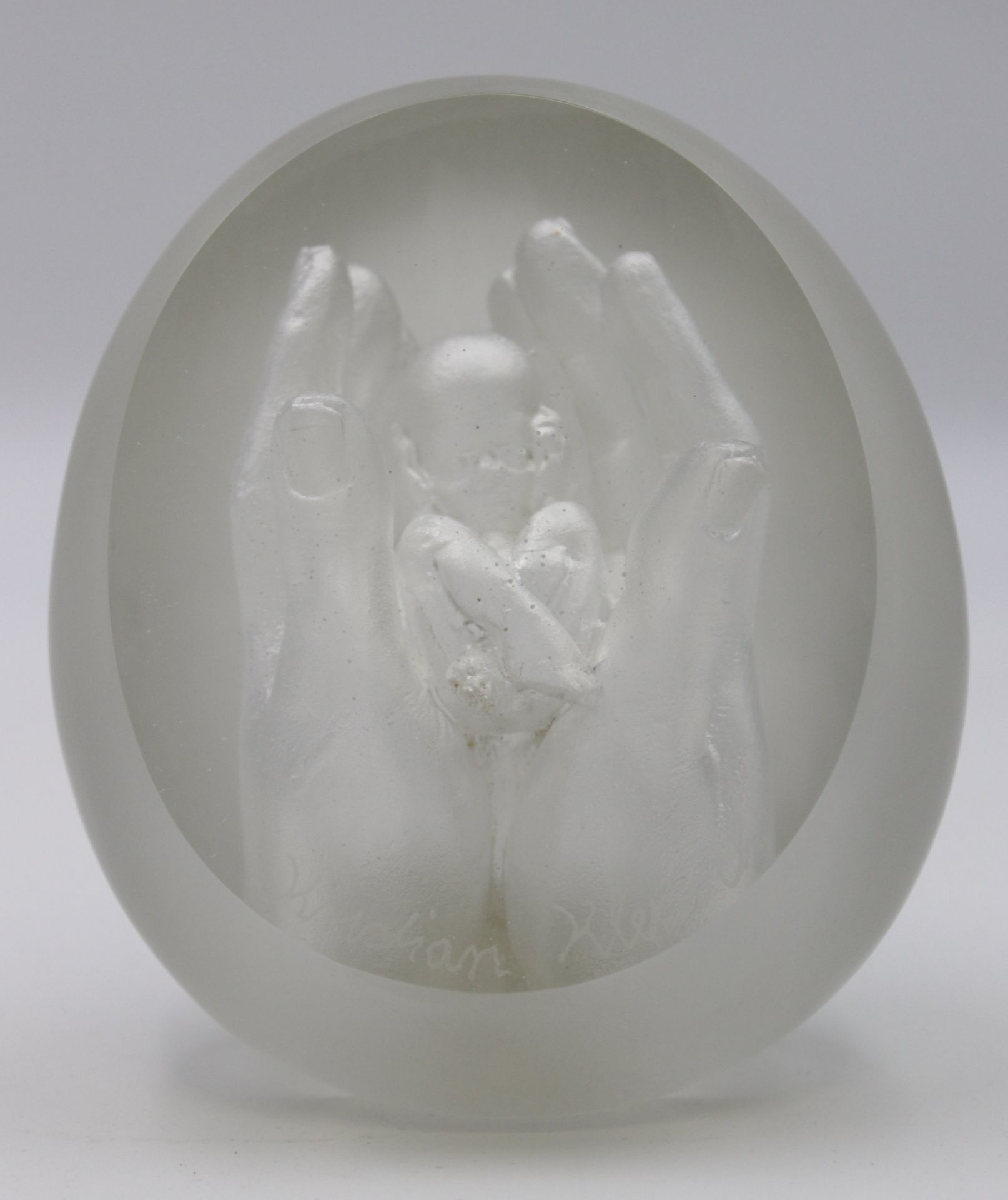 kugelförmige Plastik , Schutz des ungeborenen Lebens, signiert Kristian Klepsch, farbloses Glas, fo