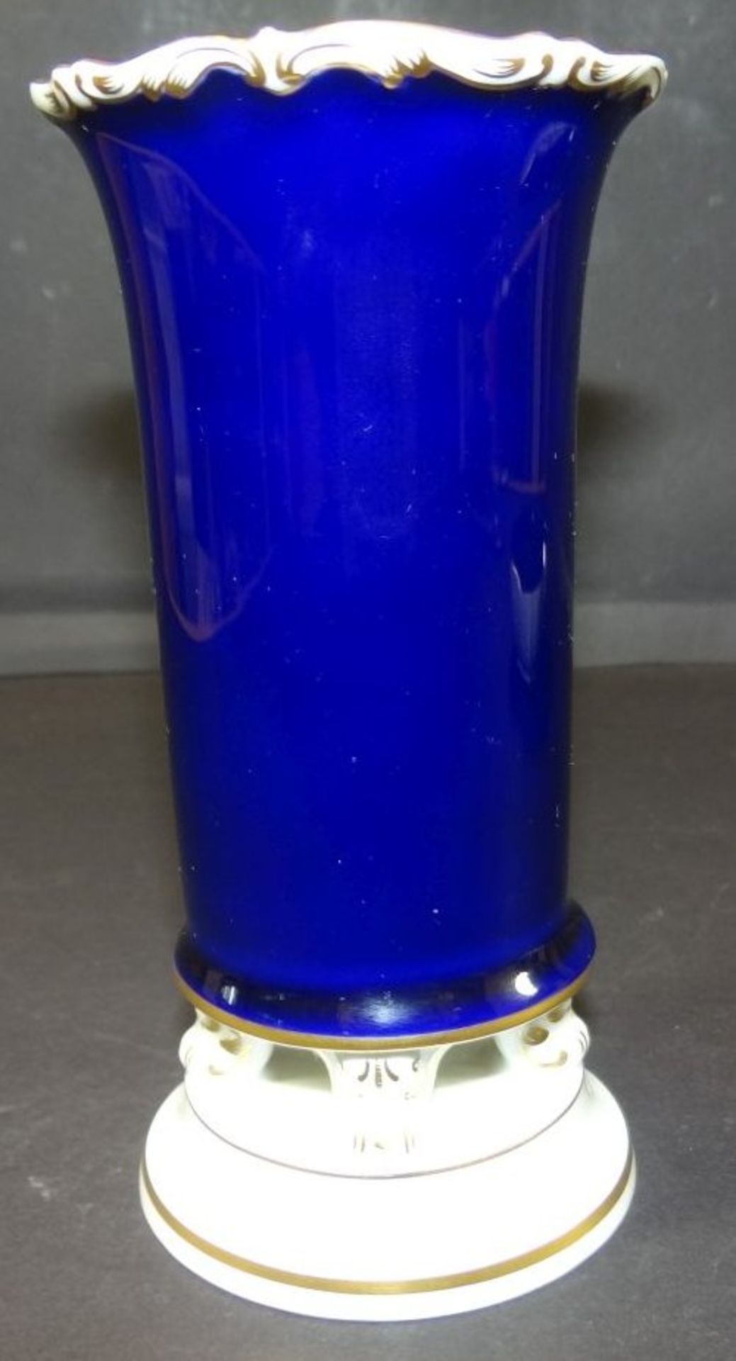 kl. Orunkvase "Meissen" Kobalt mit Blumenbouquet, H-14 cm, D-7 cm, am Stand kl. Klebestelle, 1.Wahl - Bild 4 aus 6