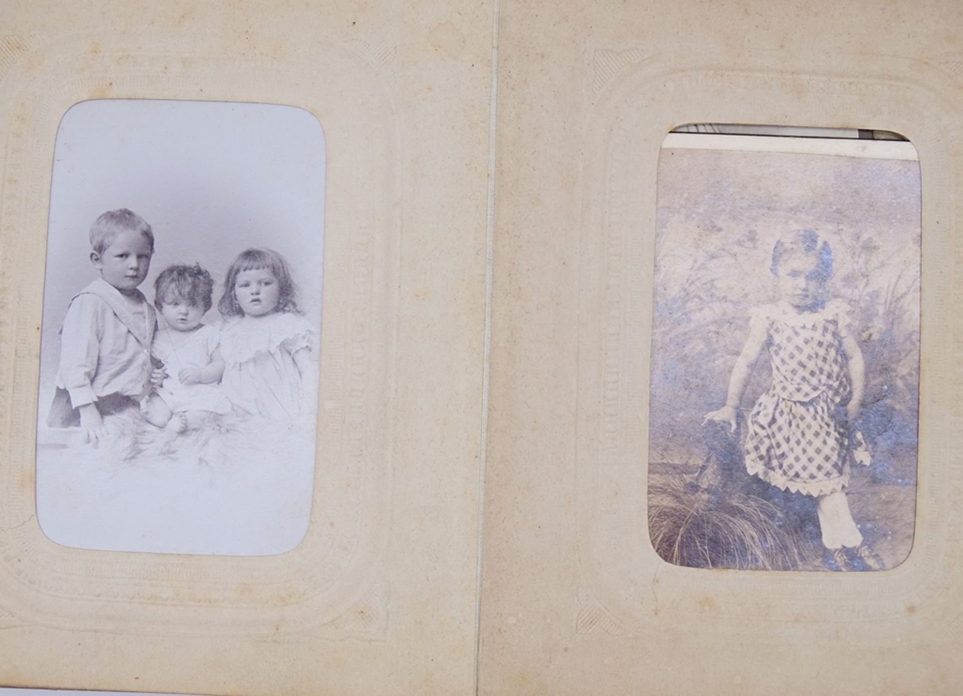 Fotoalbum, um 1900, mit 37 Porträtaufnahmen, ca. 12 x 15 x 5,5 cm, mit Altersspuren, Einband lose - Bild 8 aus 14