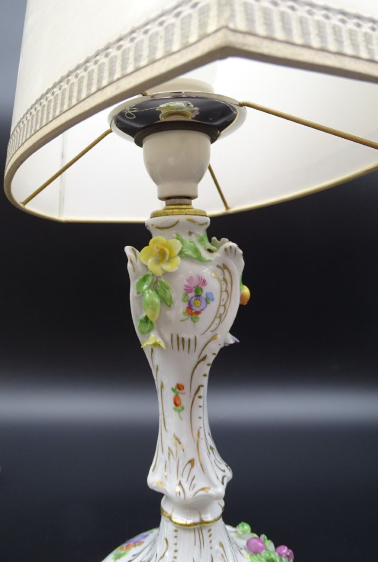 Porzellan-Tischlampe "Dresden-Potschapel", aufgesetzte Blüten, Stand mit feinem Altriss, H-43 cm - Bild 6 aus 8